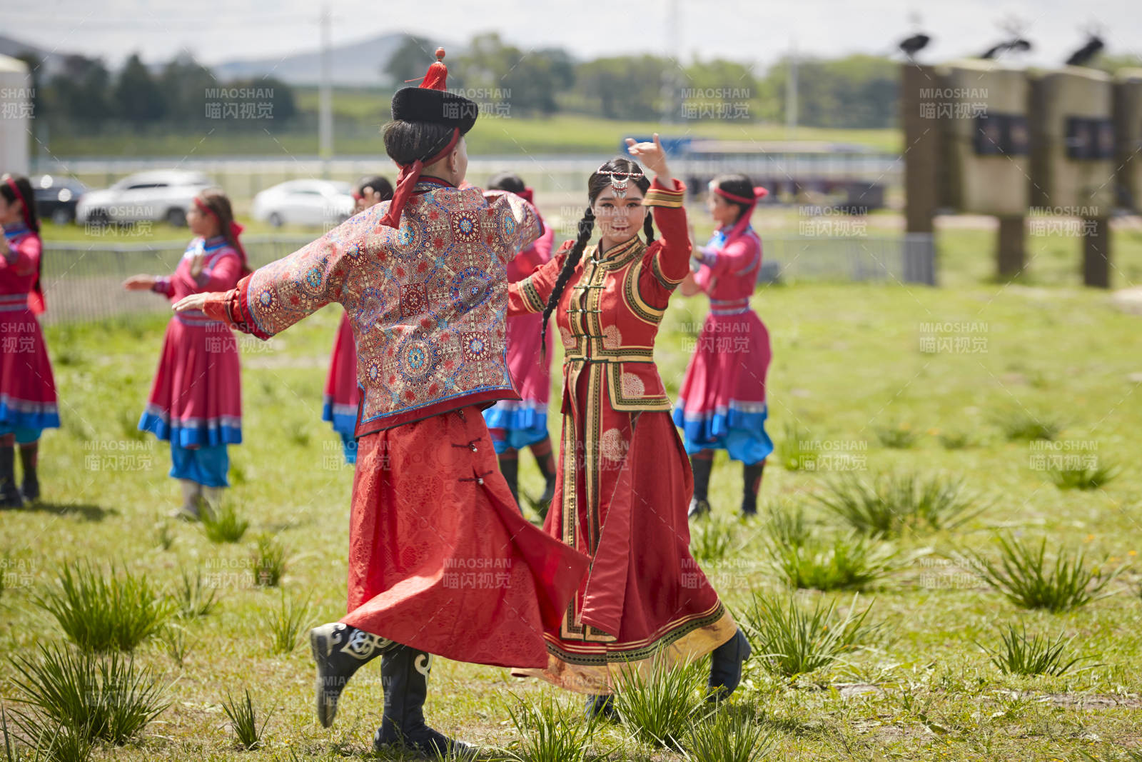 那達慕大會上表演的蒙古族傳統(tǒng)舞蹈
