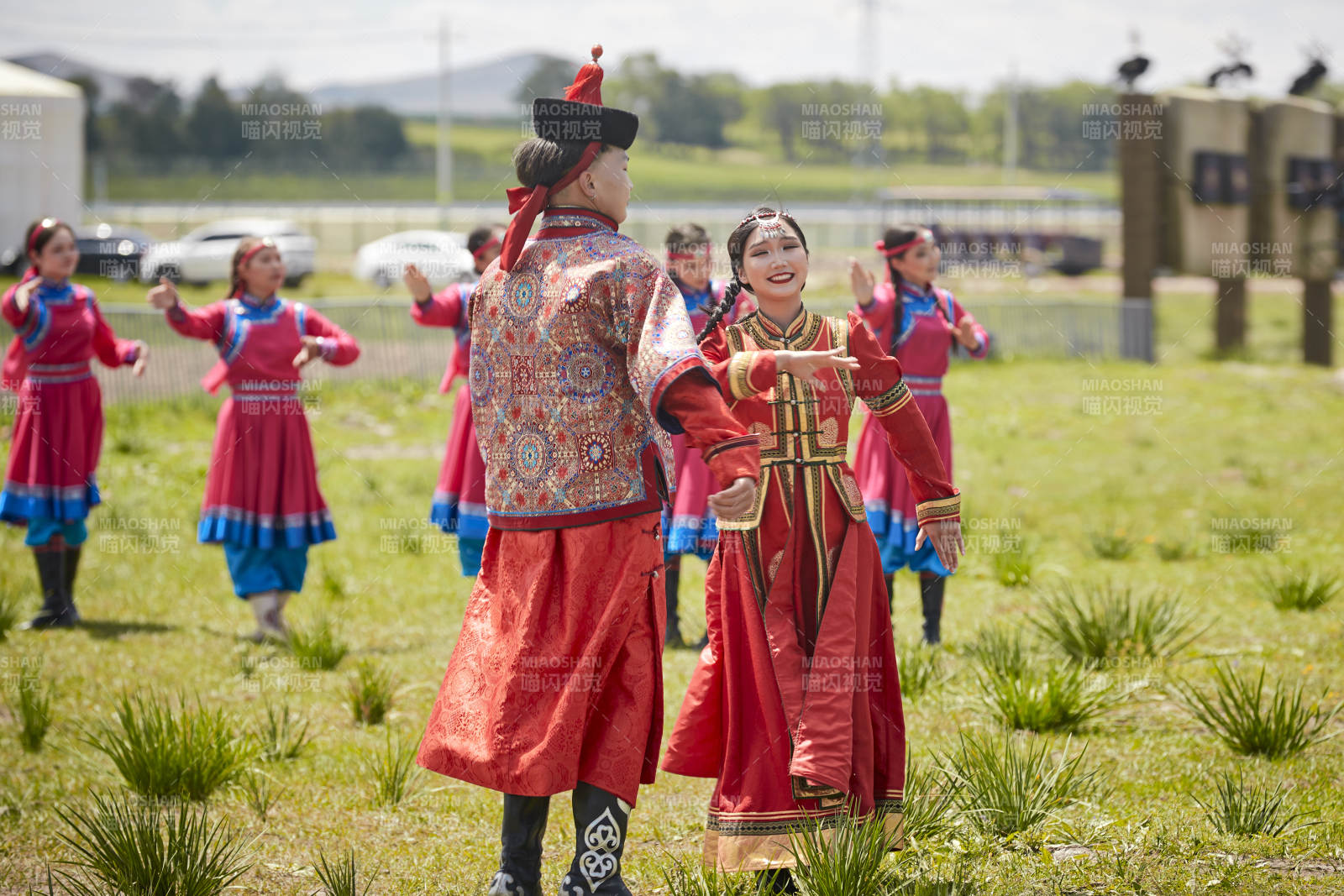 那達慕大會上表演的蒙古族傳統舞蹈