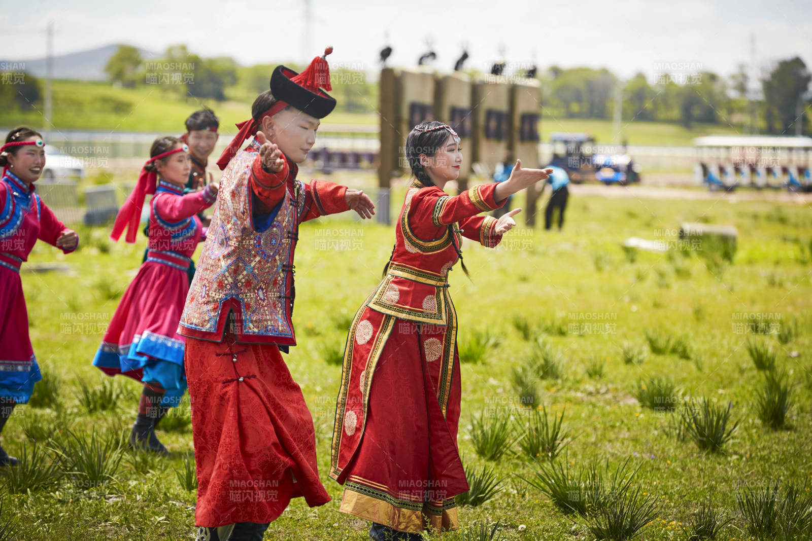 那達慕大會上表演的蒙古族傳統舞蹈