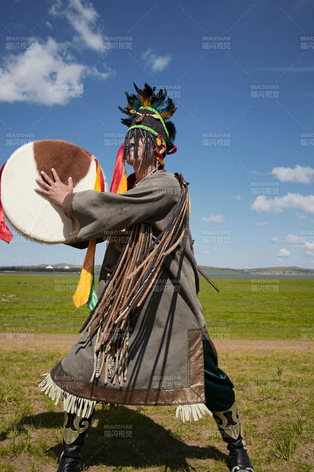 草原上的蒙古薩滿祭祀表演的舞蹈舞者