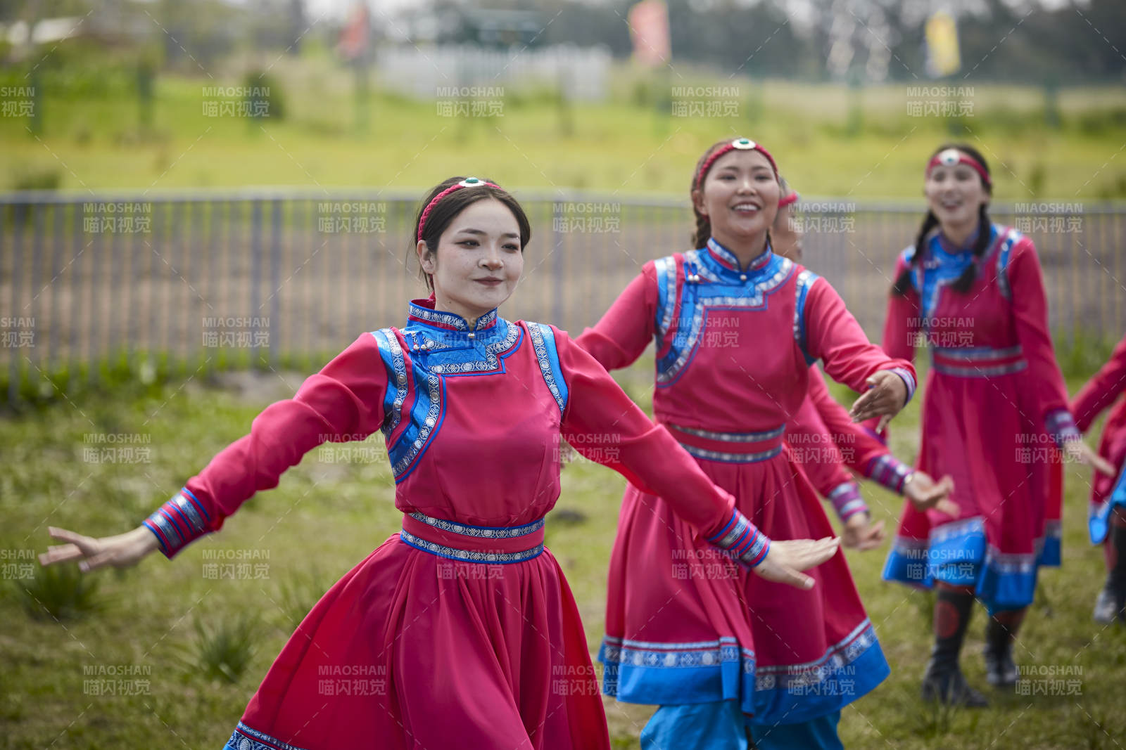 那達慕大會上表演的蒙古族傳統舞蹈