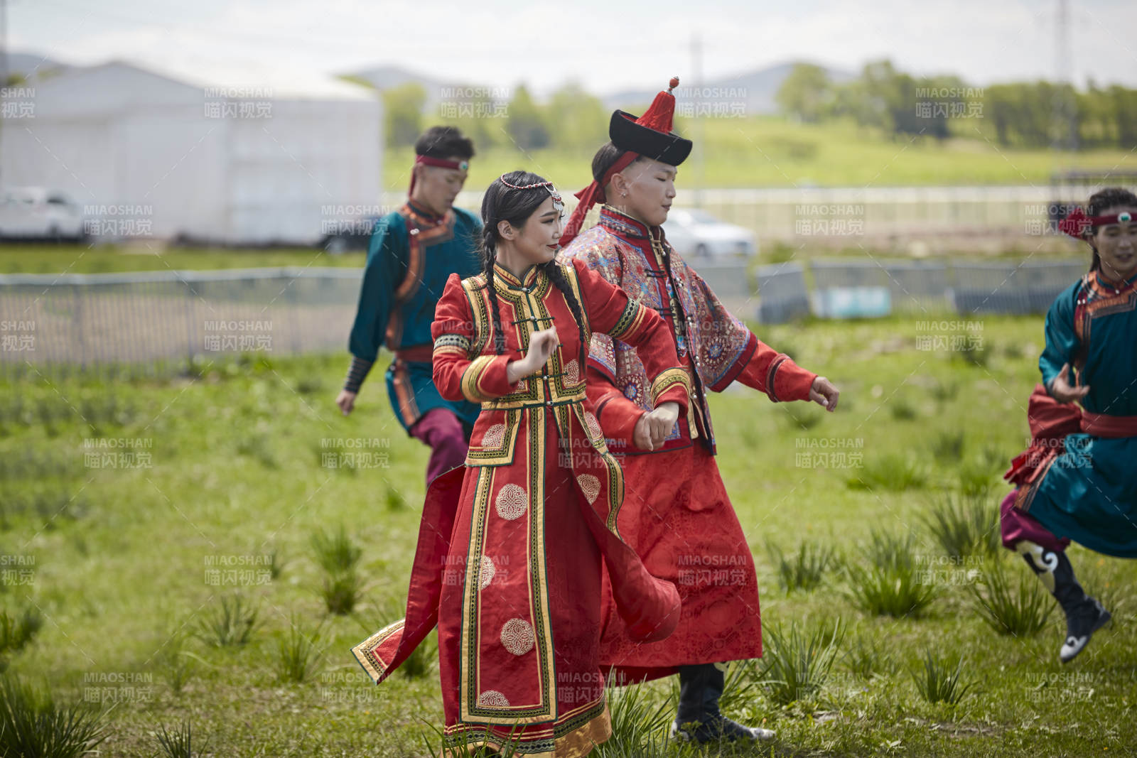 那達慕大會上表演的蒙古族傳統舞蹈