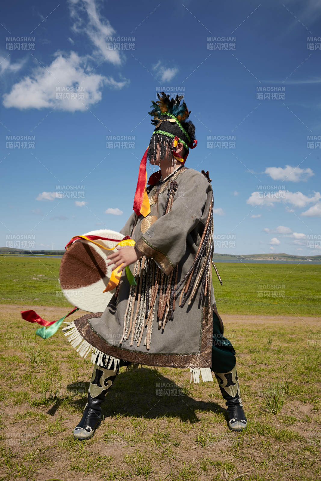 草原上的蒙古薩滿祭祀表演的舞蹈舞者
