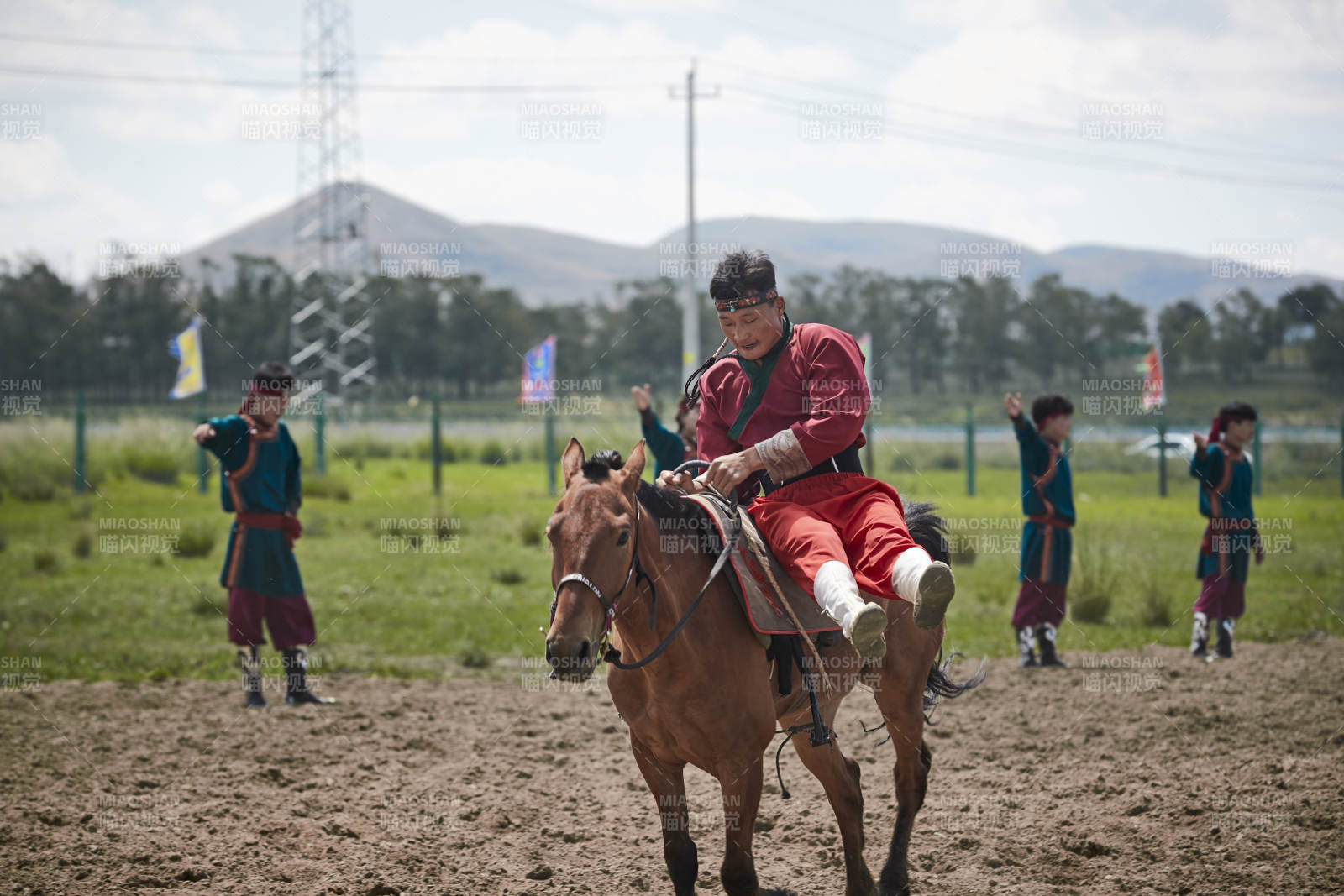 河北省沽源縣庫倫淖爾景區的蒙古馬術表演