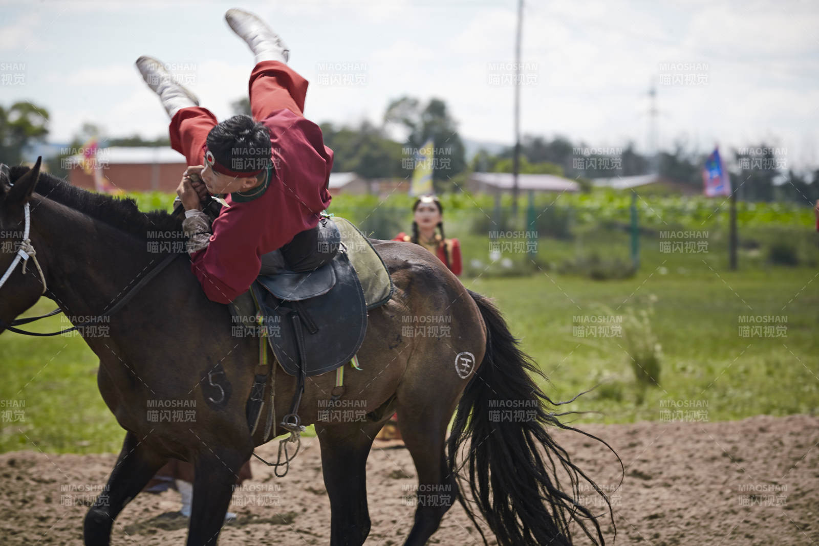 河北省沽源縣庫倫淖爾景區的蒙古馬術表演