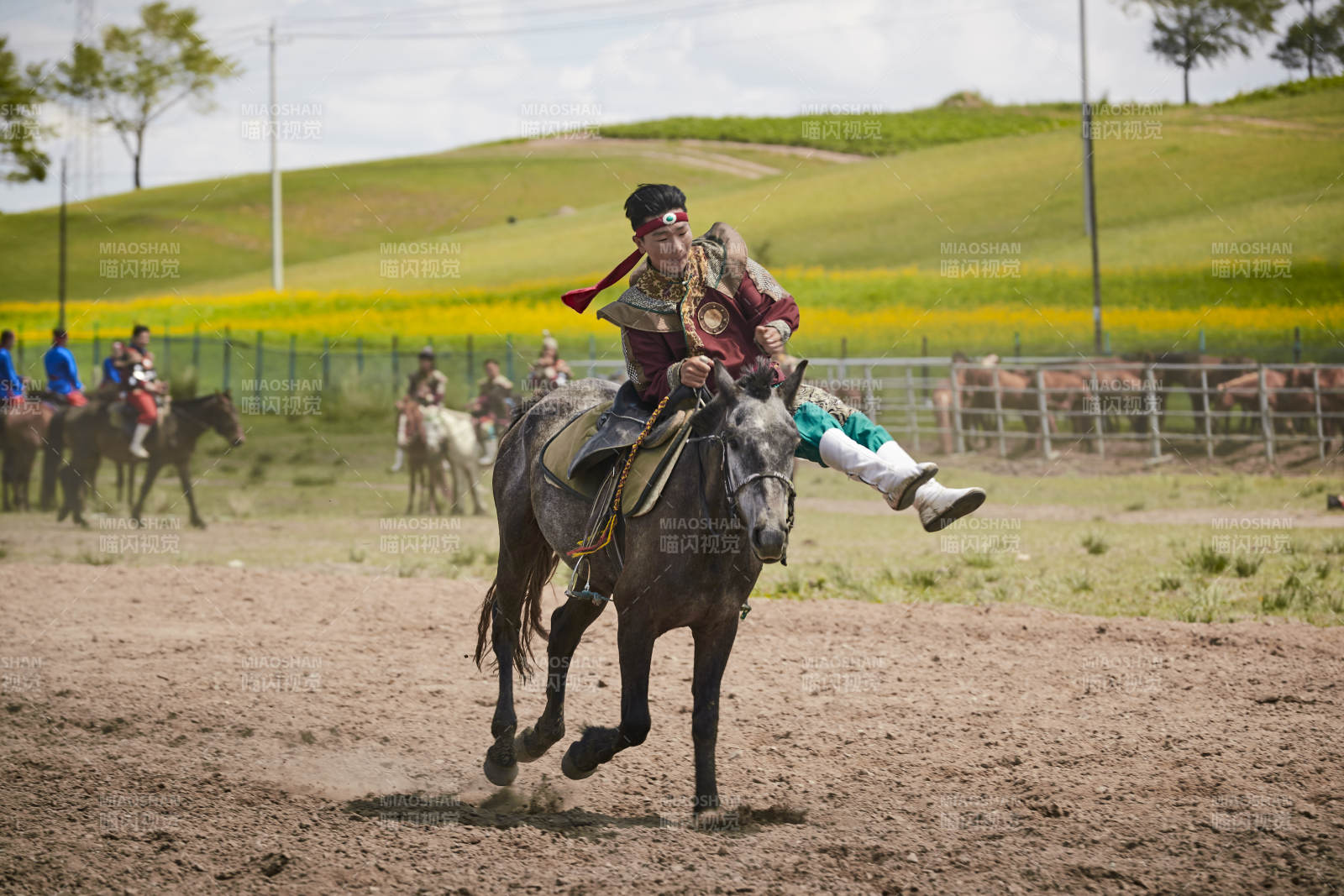 河北省沽源縣庫倫淖爾景區的蒙古馬術表演