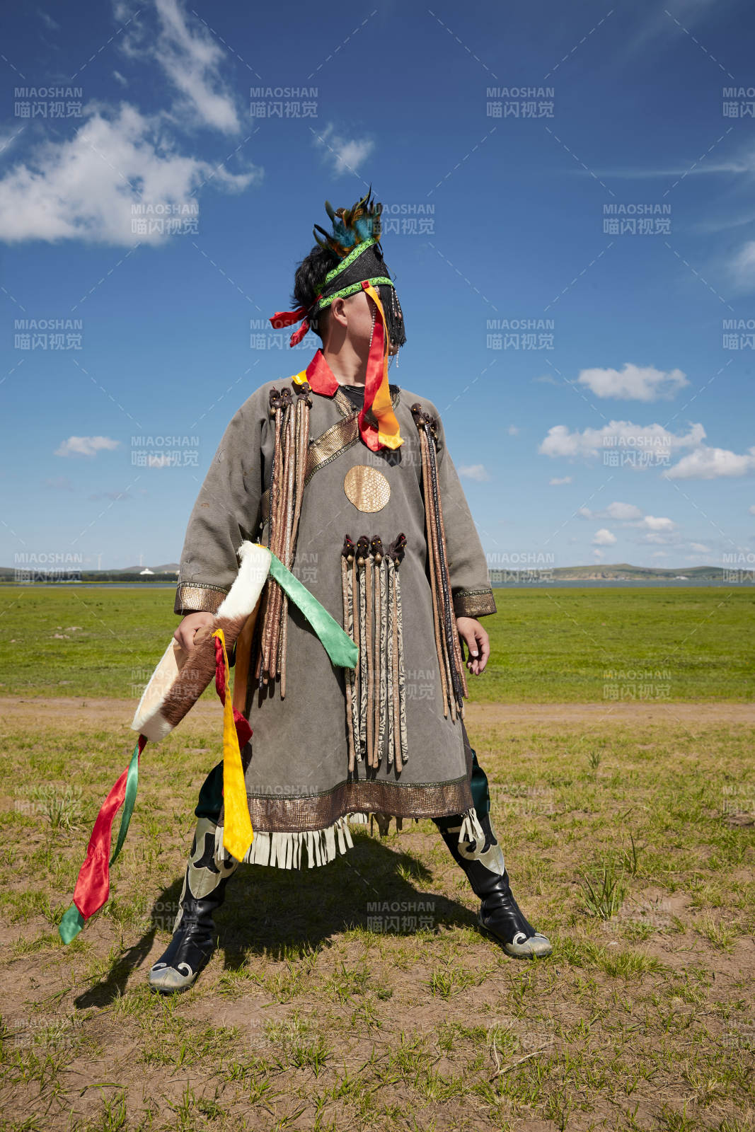 草原上的蒙古薩滿祭祀表演的舞蹈舞者