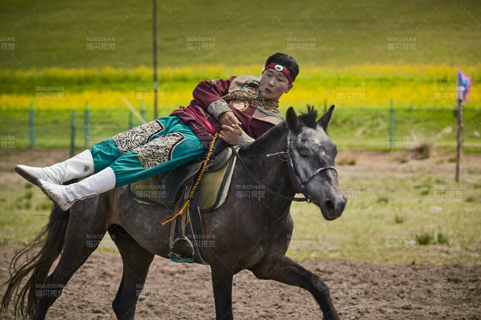 河北省沽源縣庫倫淖爾景區(qū)的蒙古馬術(shù)表演