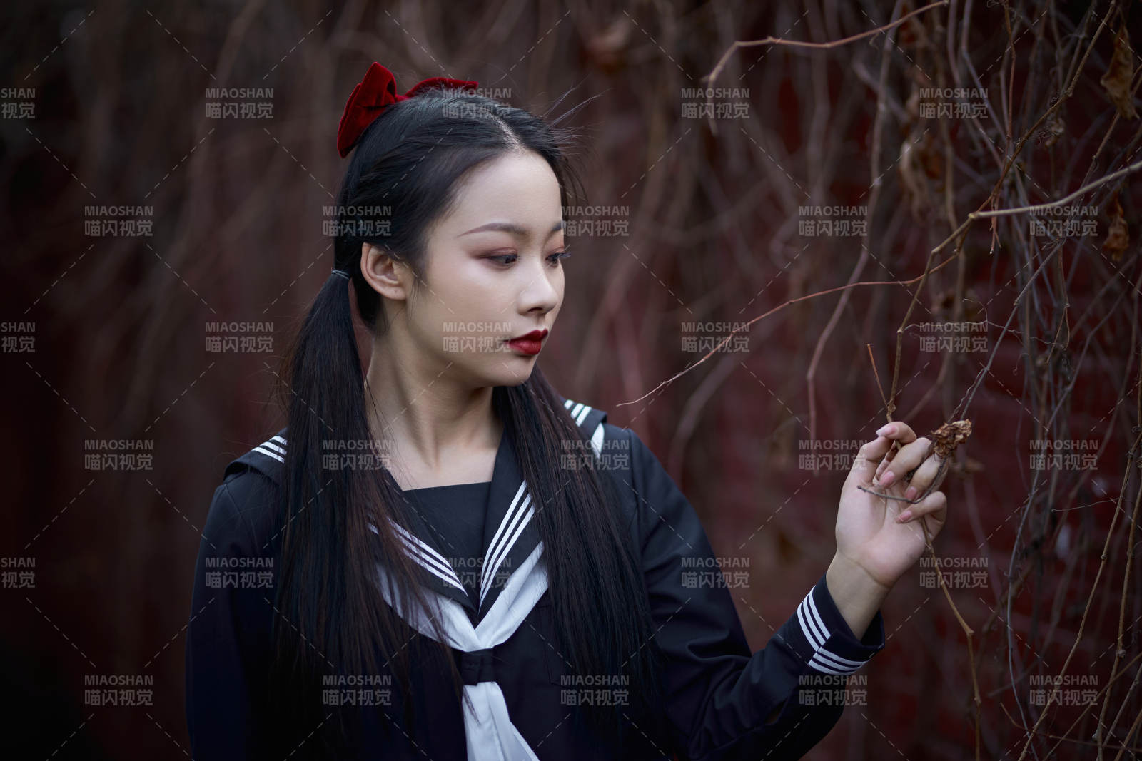 日系戶外公園穿jk校服的少女