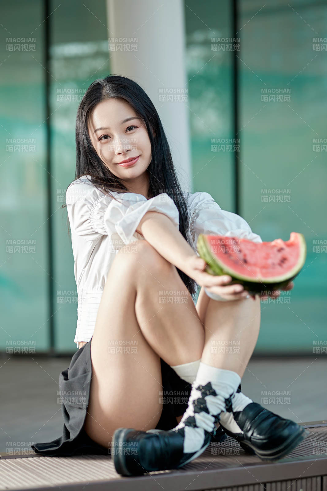 初夏戶外公園吃西瓜的可愛少女