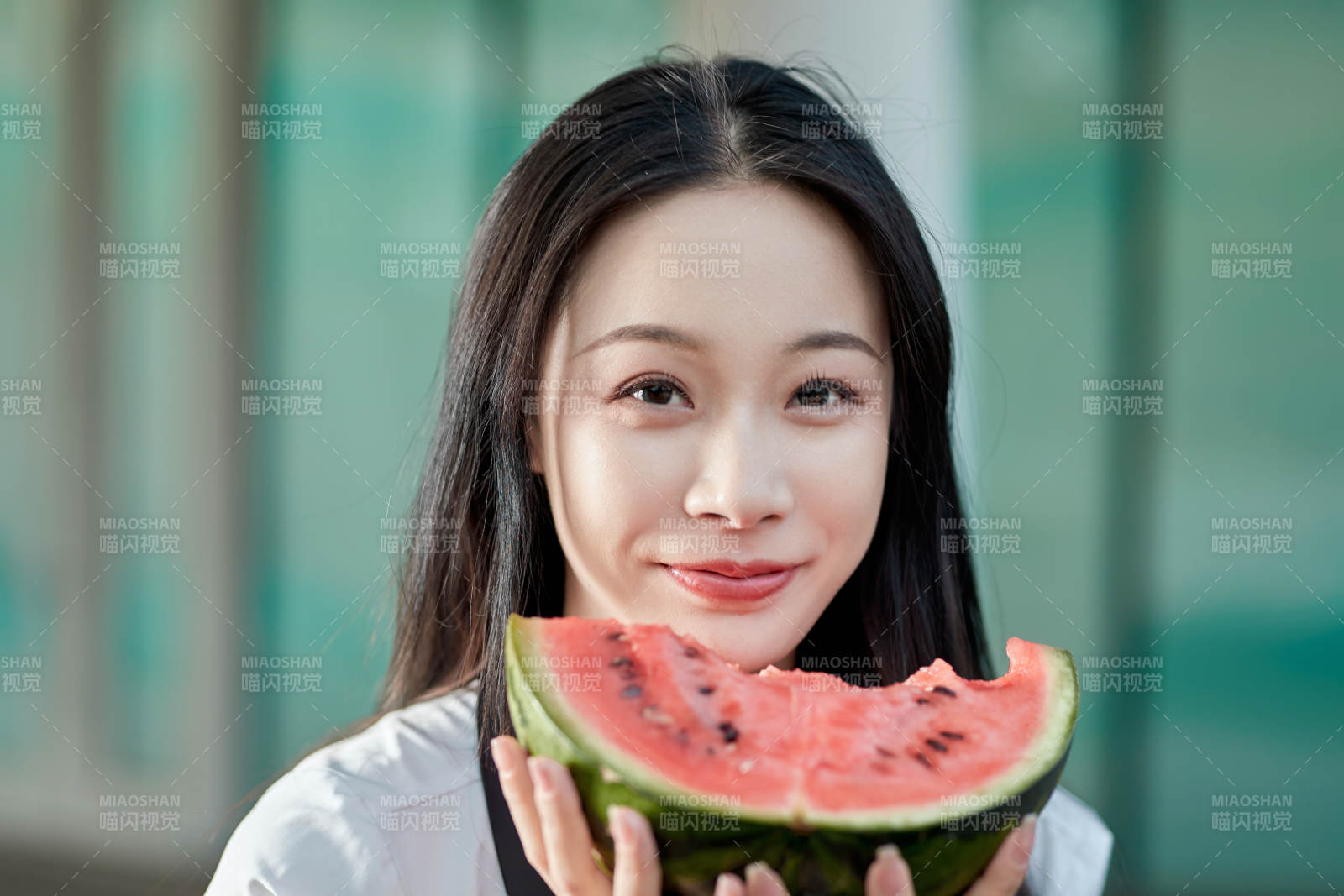 初夏戶外公園吃西瓜的可愛少女
