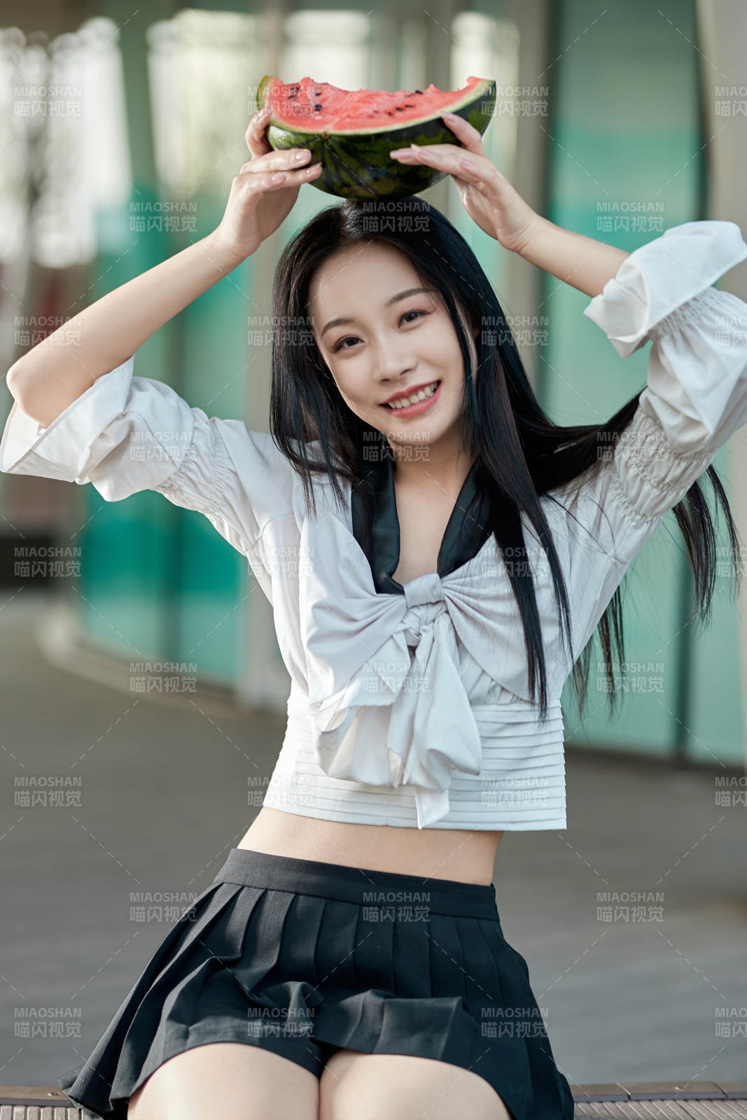 初夏戶外公園吃西瓜的可愛少女