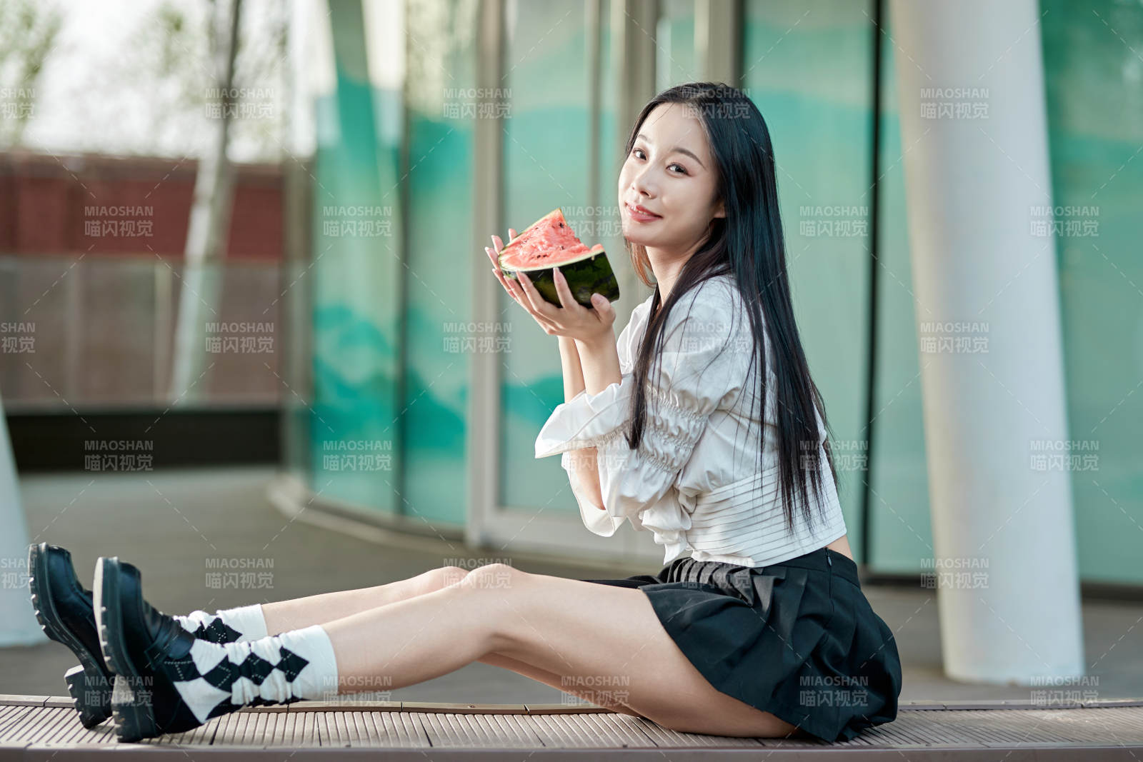 初夏戶外公園吃西瓜的可愛少女