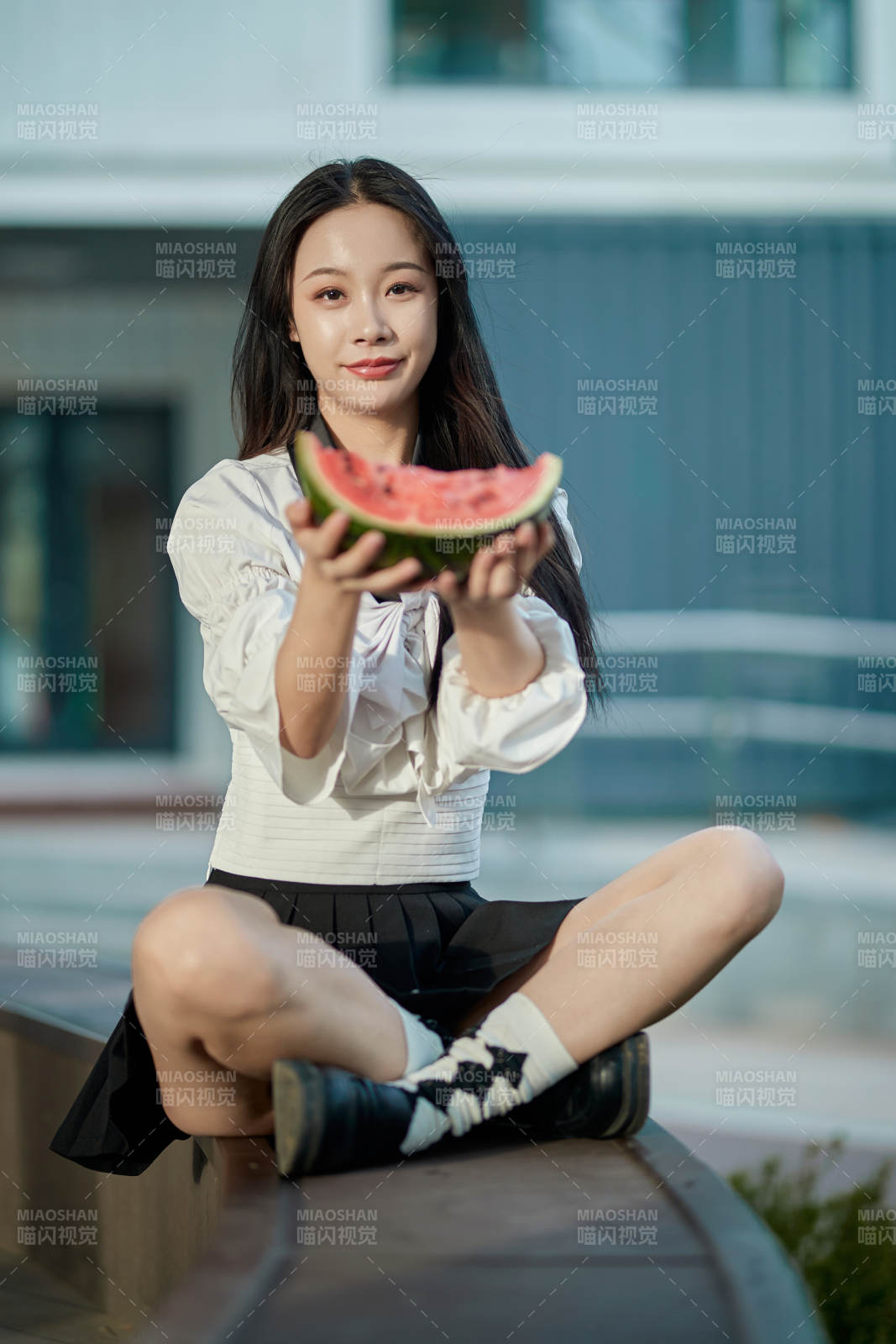 初夏戶外公園吃西瓜的可愛少女