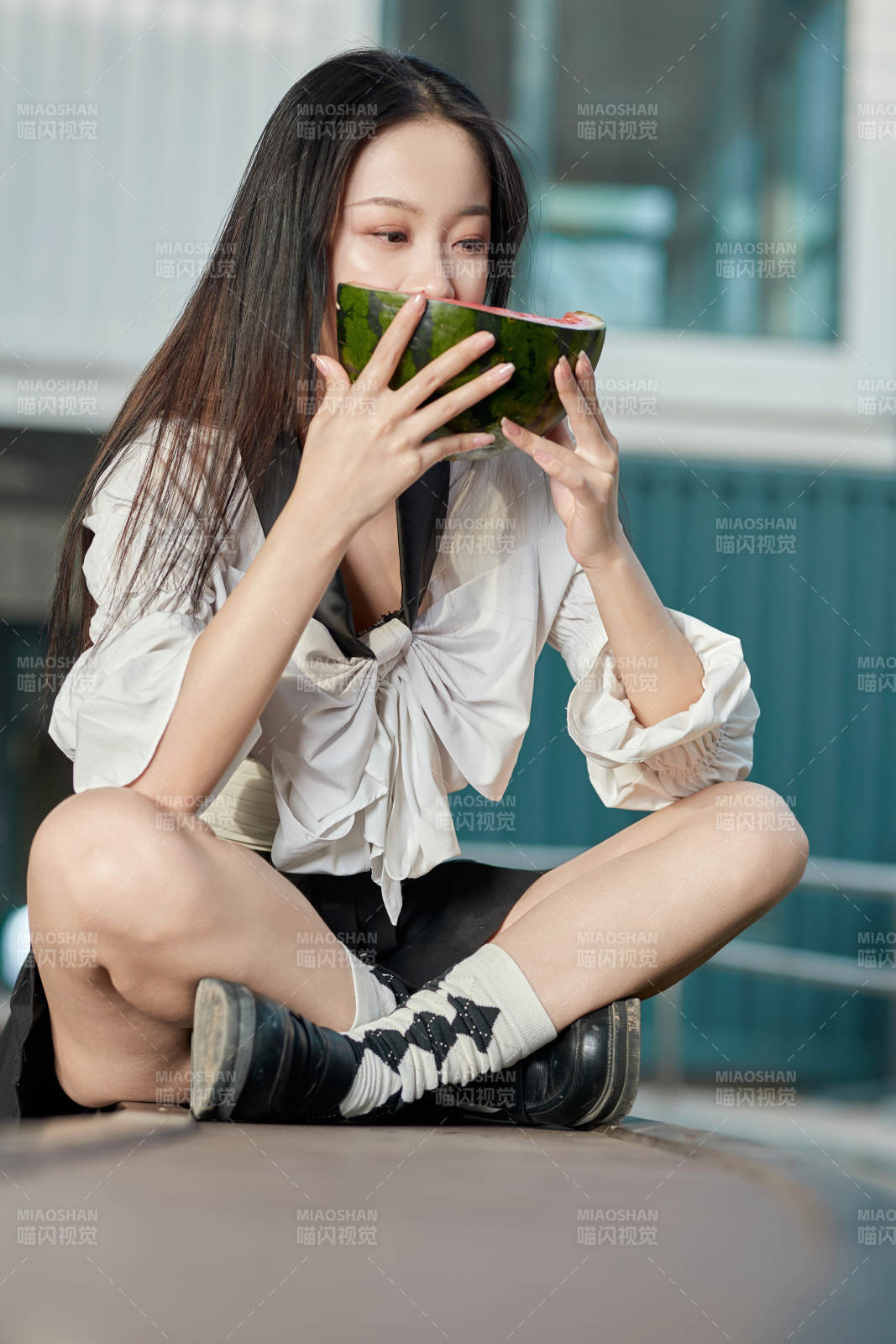 初夏戶外公園吃西瓜的可愛少女