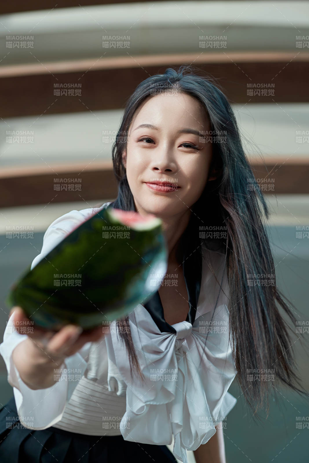 初夏戶外公園吃西瓜的可愛少女