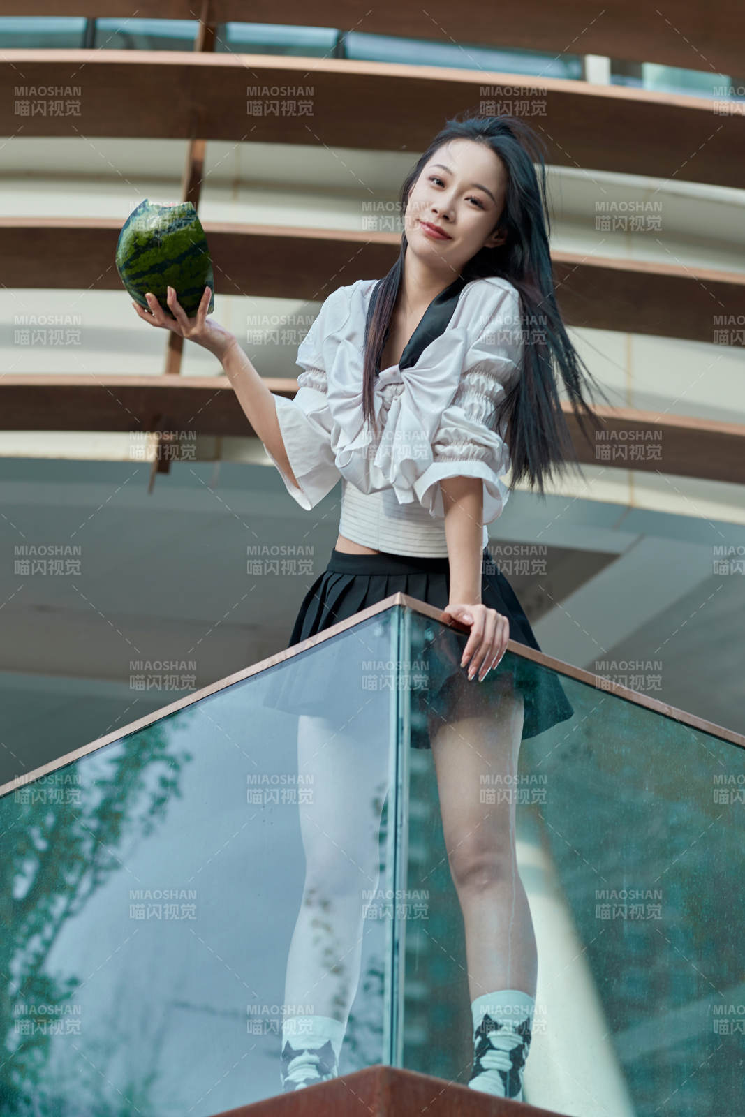 初夏戶外公園吃西瓜的可愛少女