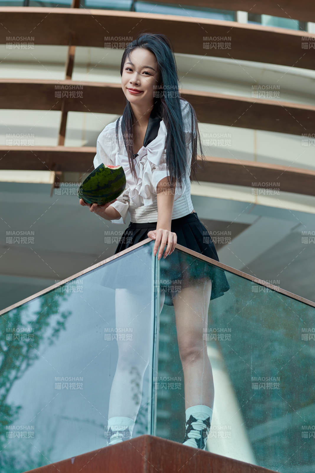 初夏戶外公園吃西瓜的可愛少女