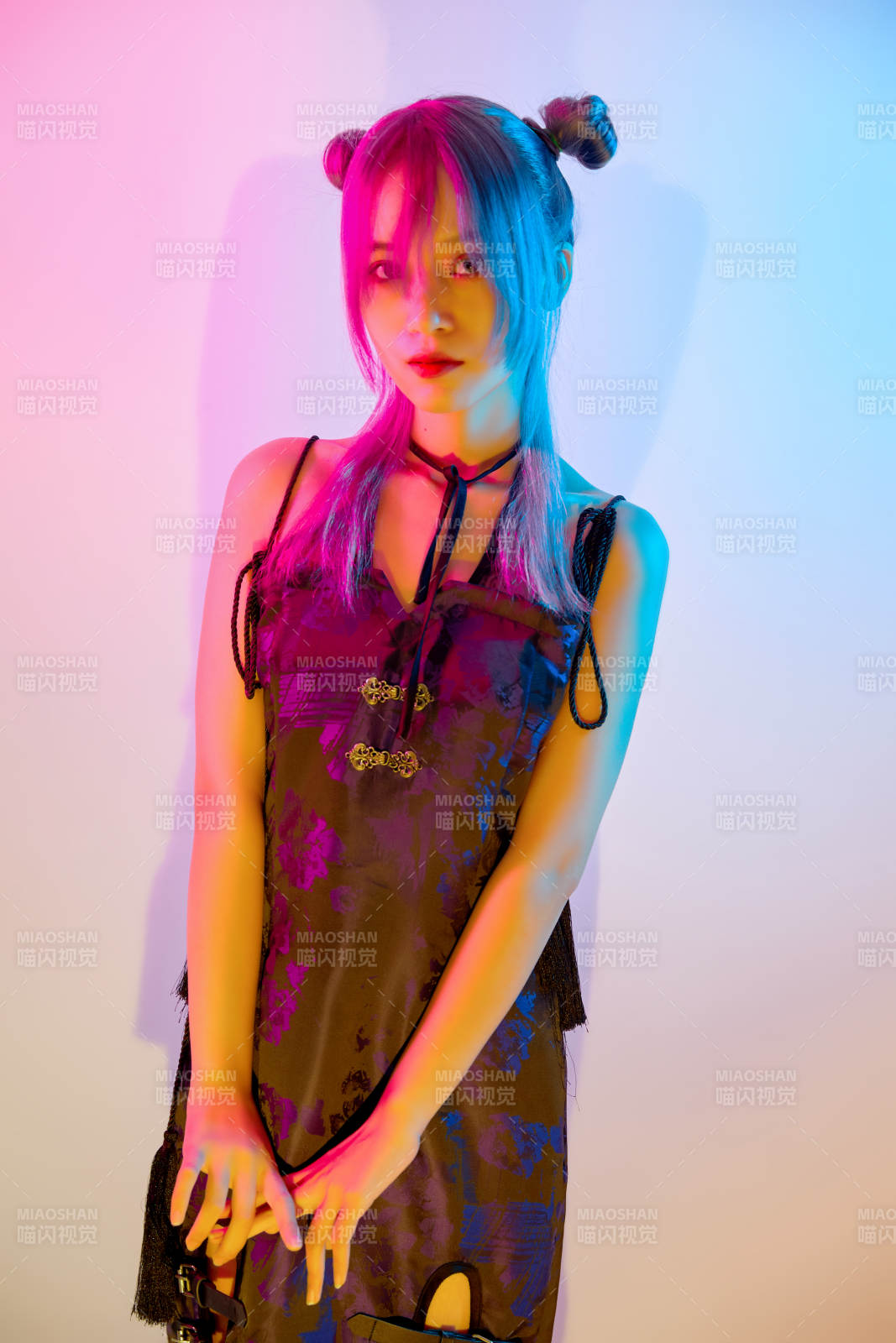 國潮風混搭賽博朋克風格的亞洲旗袍少女