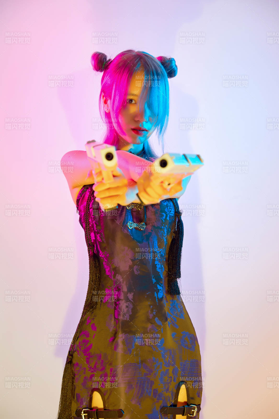 國潮風混搭賽博朋克風格的亞洲旗袍少女