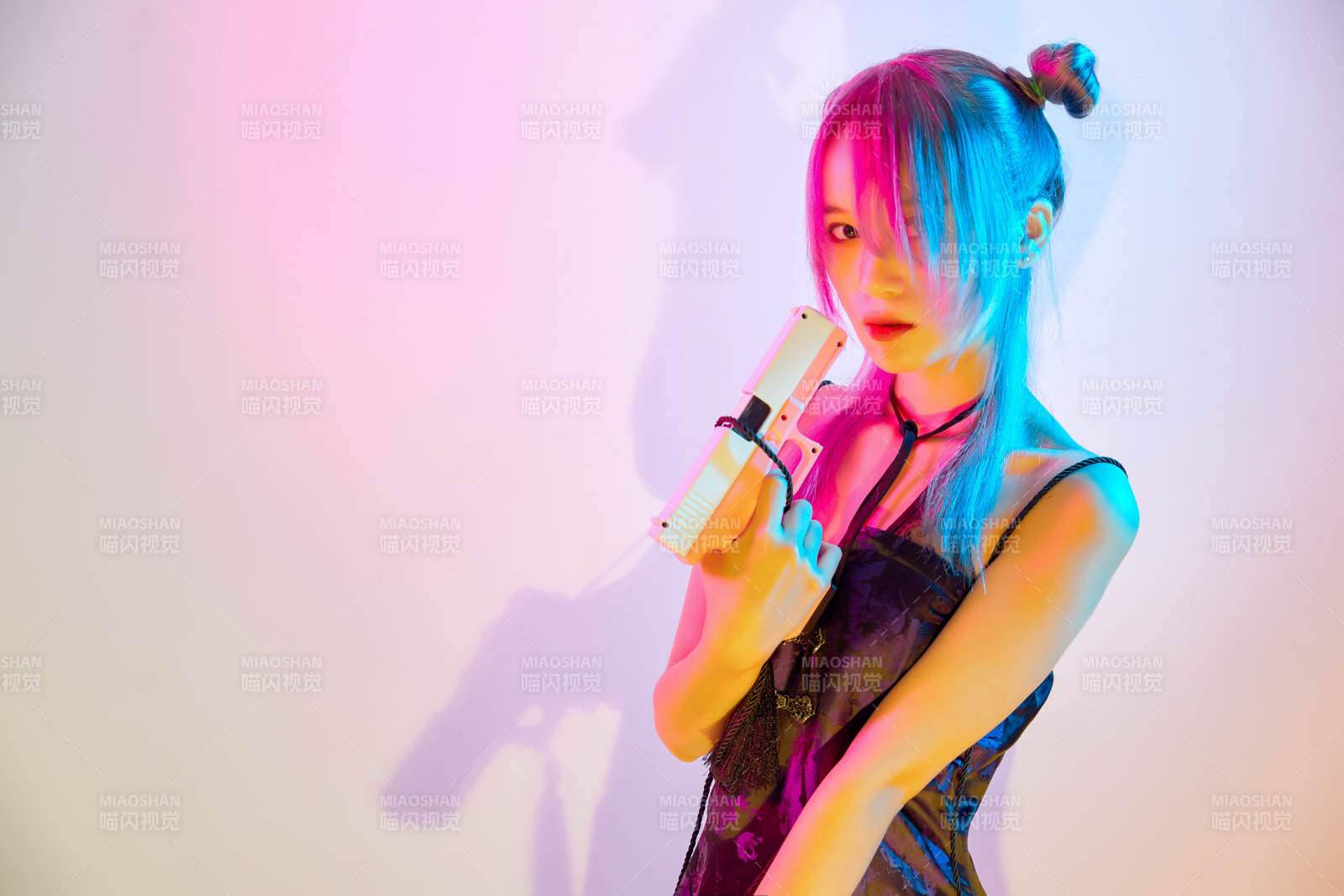 國潮風(fēng)混搭賽博朋克風(fēng)格的亞洲旗袍少女