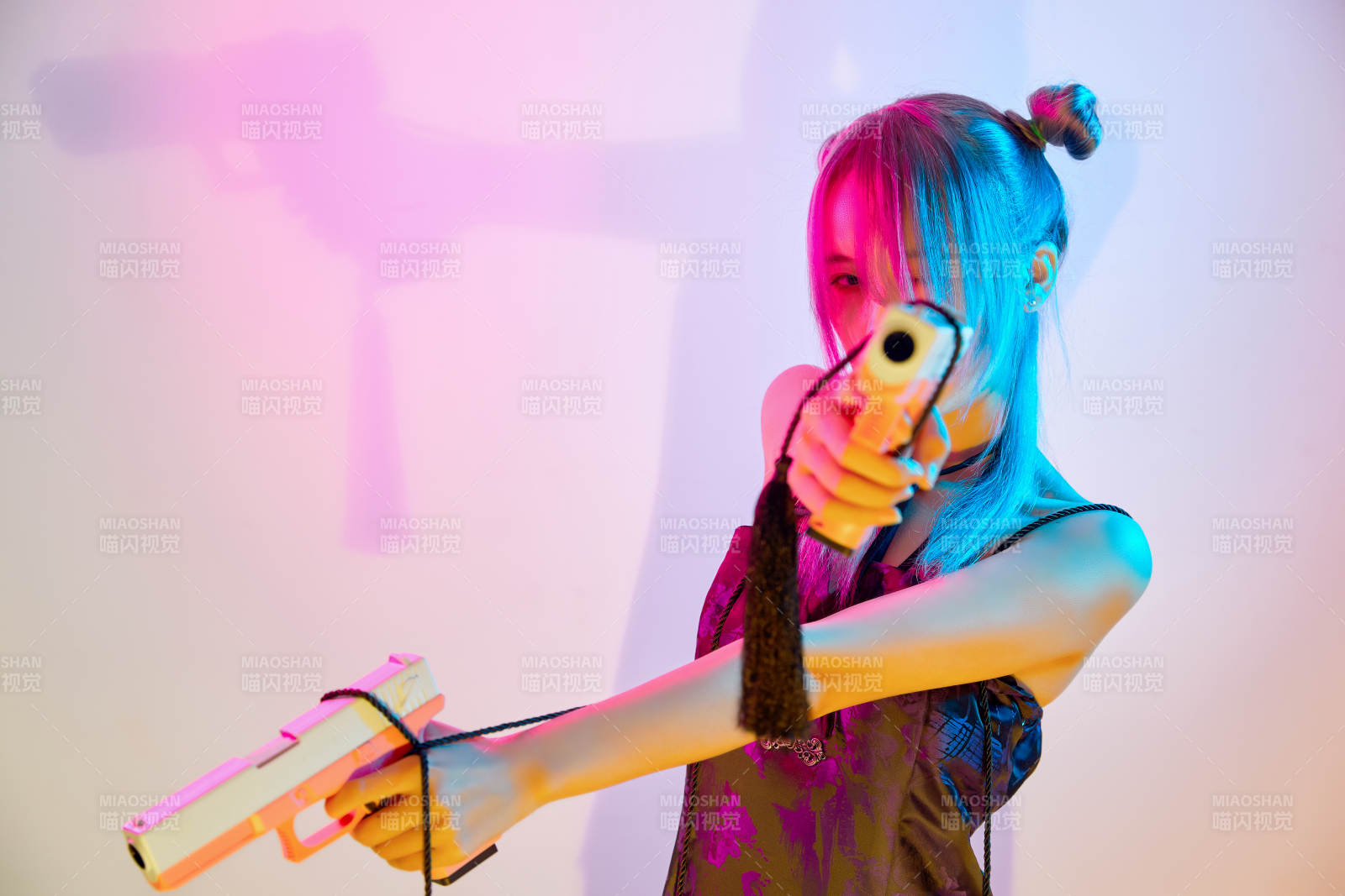 国潮风混搭赛博朋克风格的亚洲旗袍少女