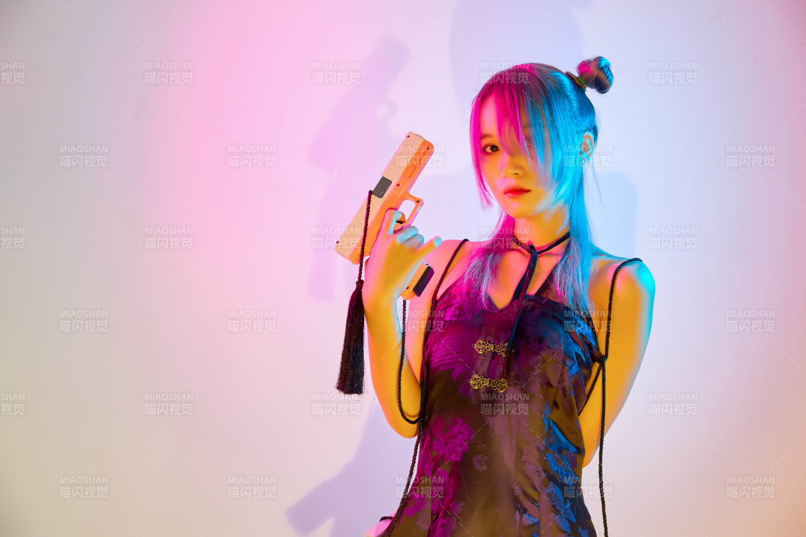 國潮風混搭賽博朋克風格的亞洲旗袍少女