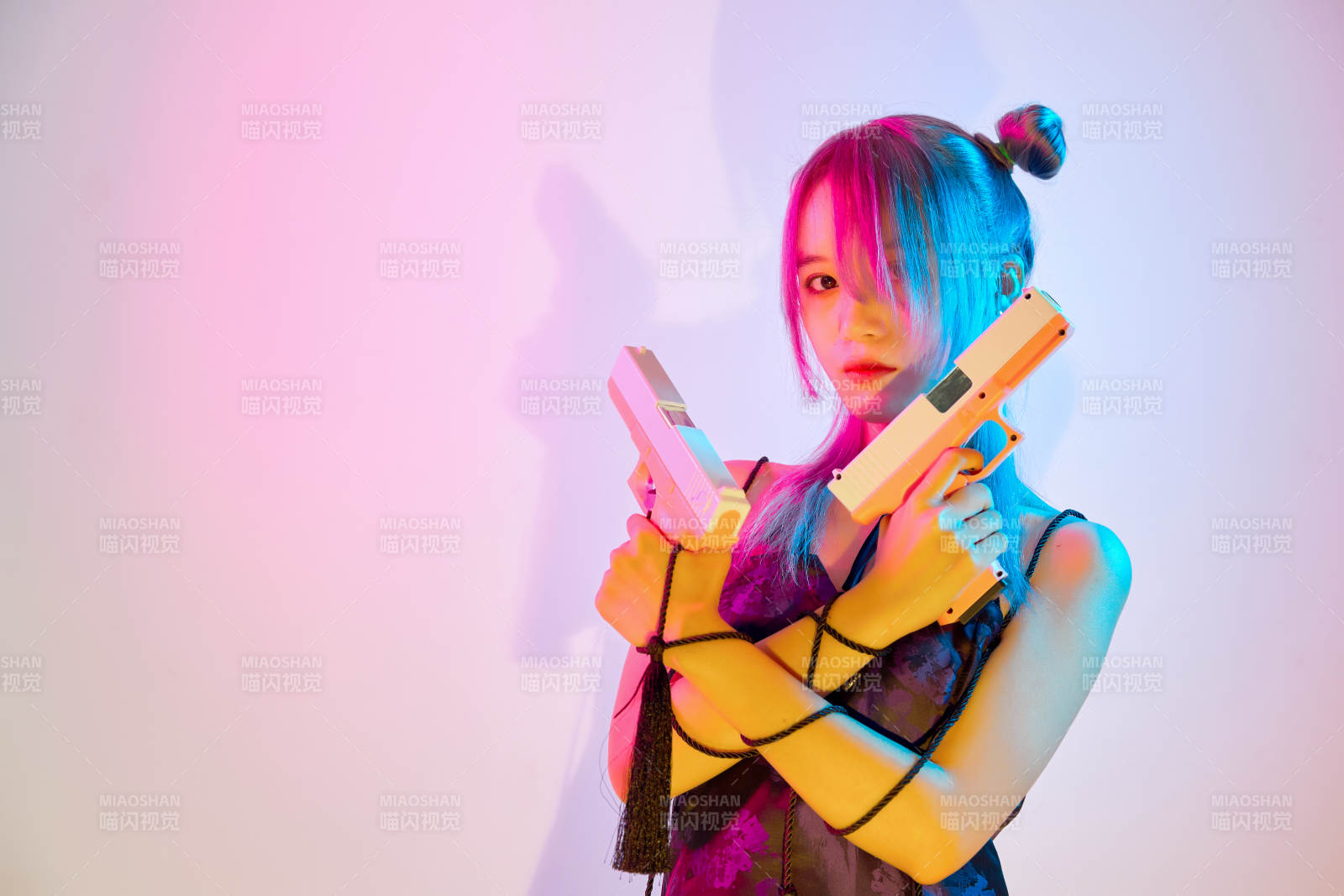 國潮風混搭賽博朋克風格的亞洲旗袍少女