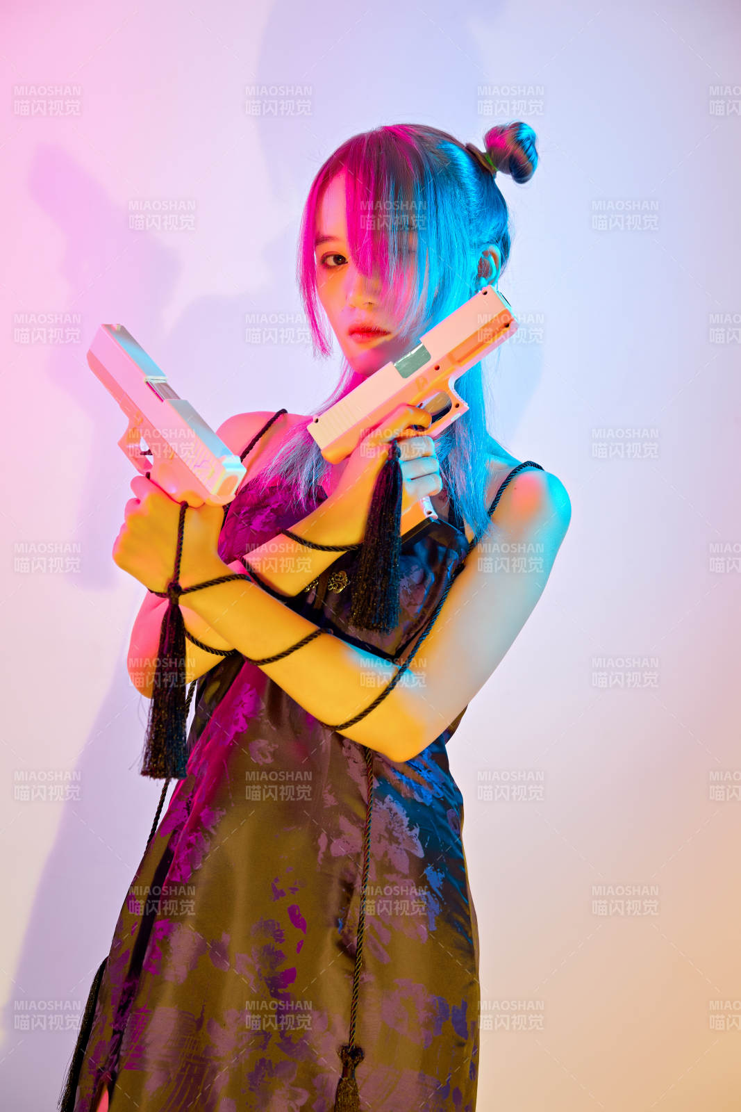 國潮風混搭賽博朋克風格的亞洲旗袍少女