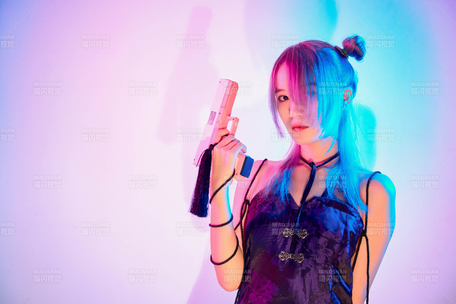 國潮風混搭賽博朋克風格的亞洲旗袍少女