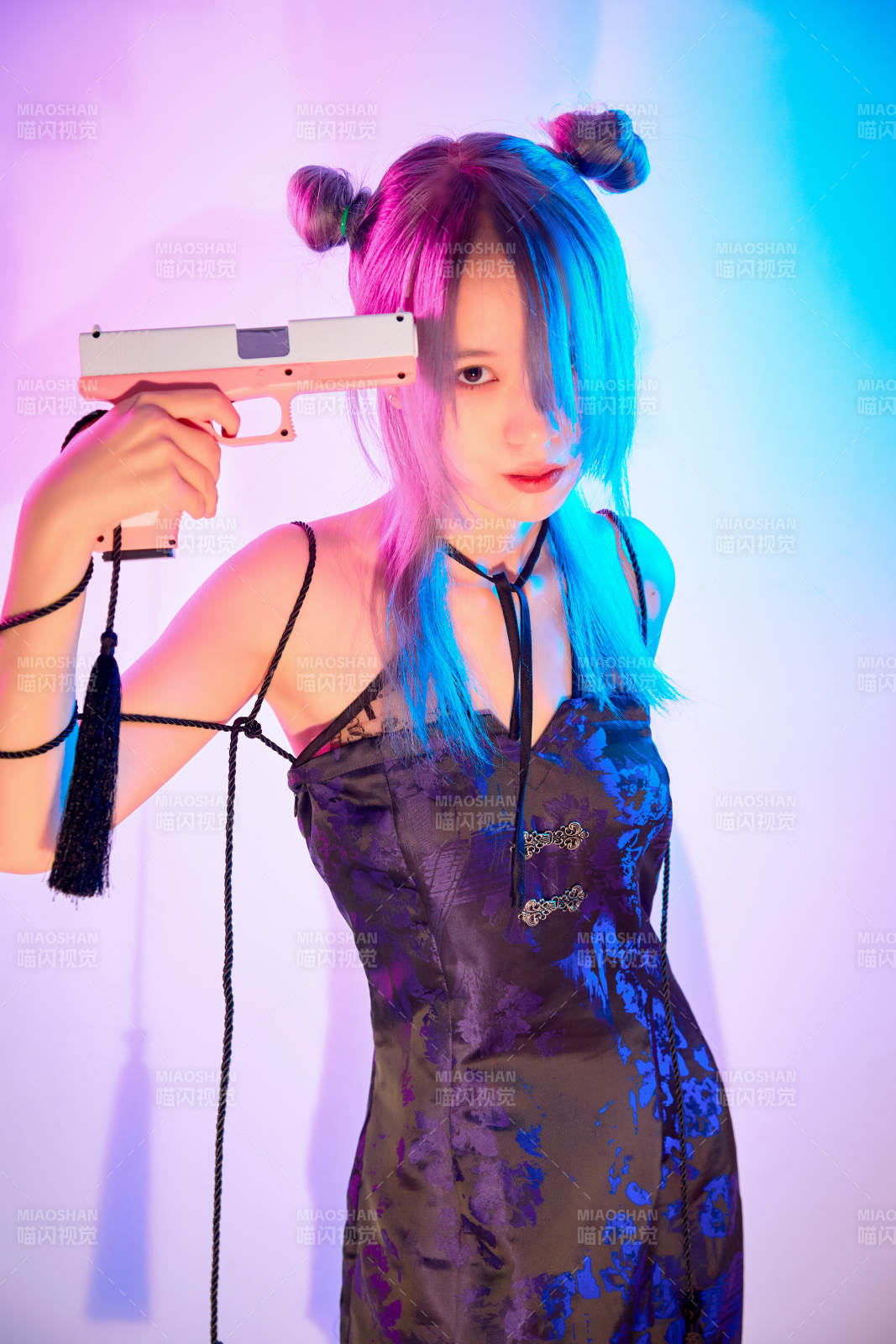 國潮風混搭賽博朋克風格的亞洲旗袍少女