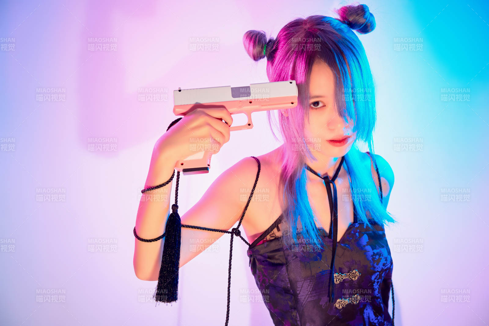 國潮風混搭賽博朋克風格的亞洲旗袍少女