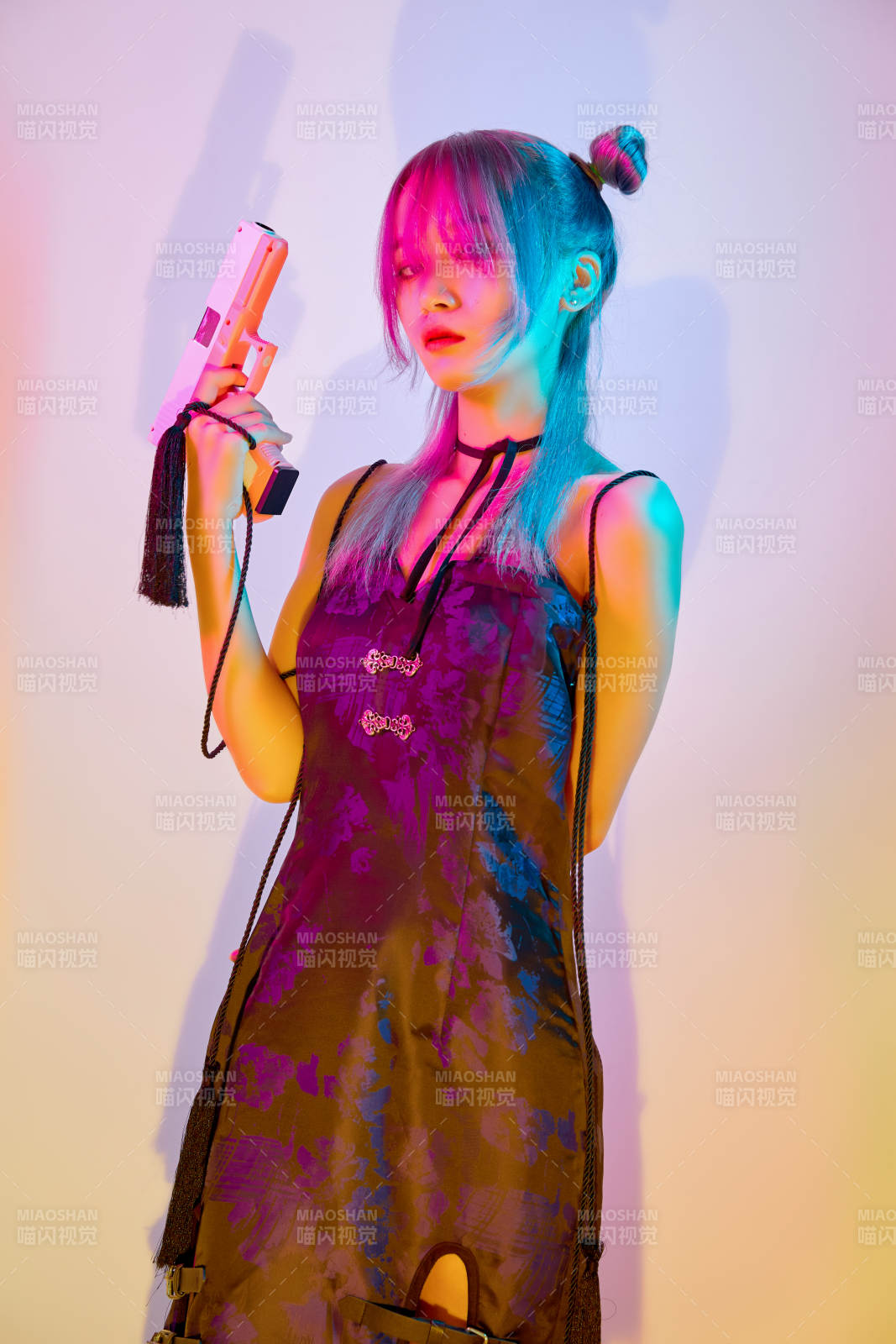 国潮风混搭赛博朋克风格的亚洲旗袍少女