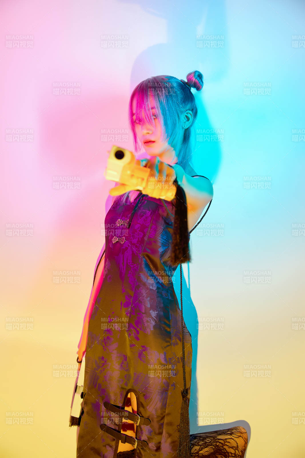 國潮風混搭賽博朋克風格的亞洲旗袍少女