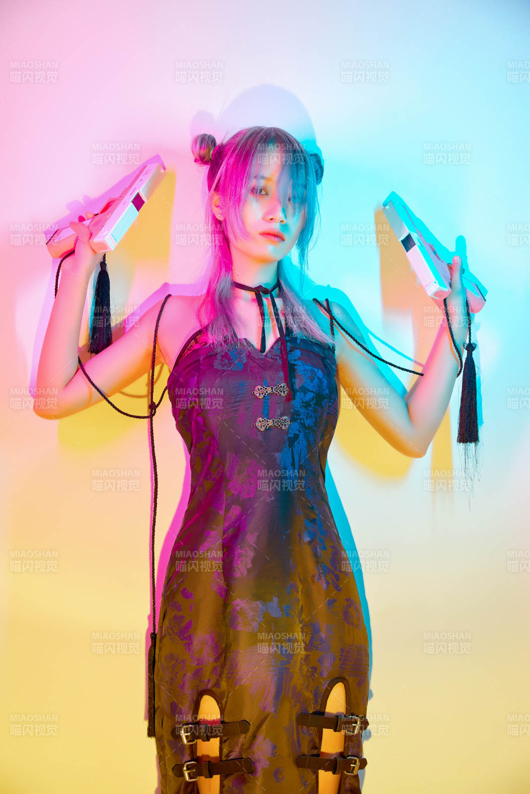 國潮風混搭賽博朋克風格的亞洲旗袍少女