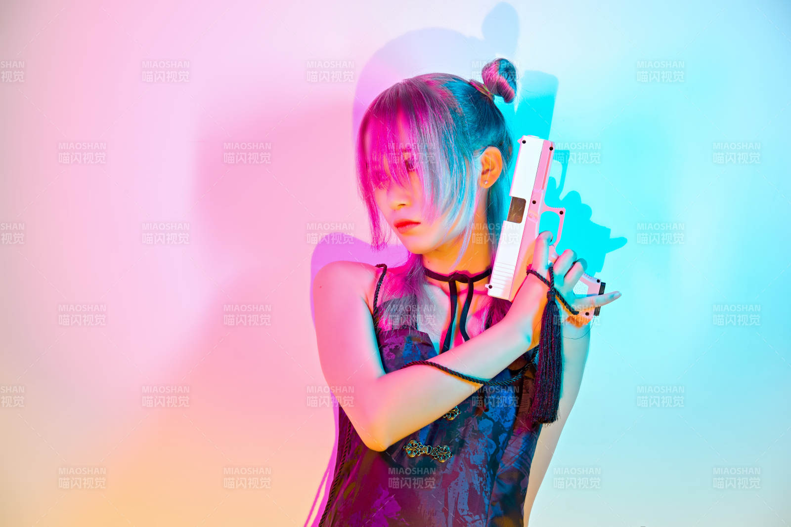 國潮風混搭賽博朋克風格的亞洲旗袍少女