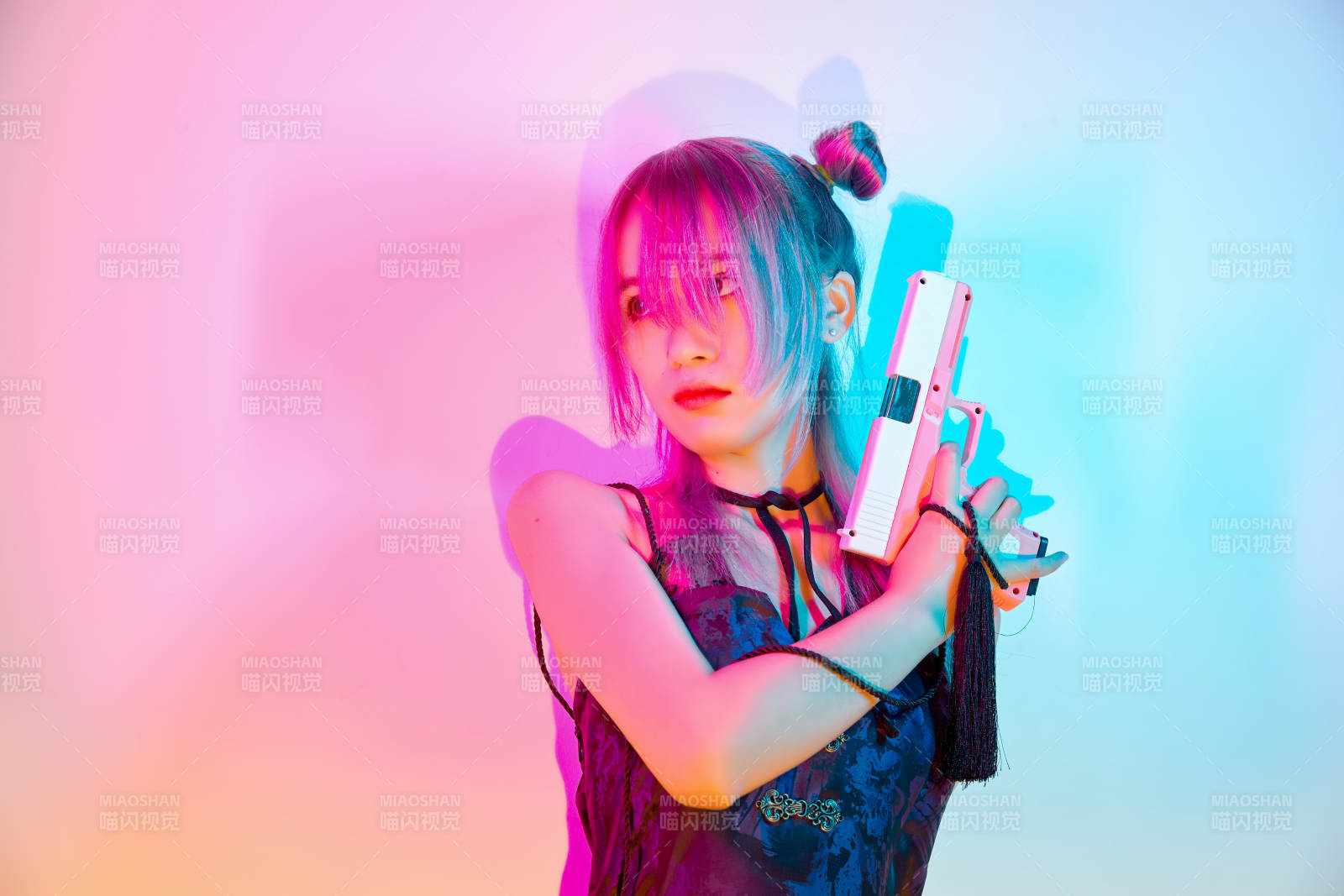 國潮風混搭賽博朋克風格的亞洲旗袍少女