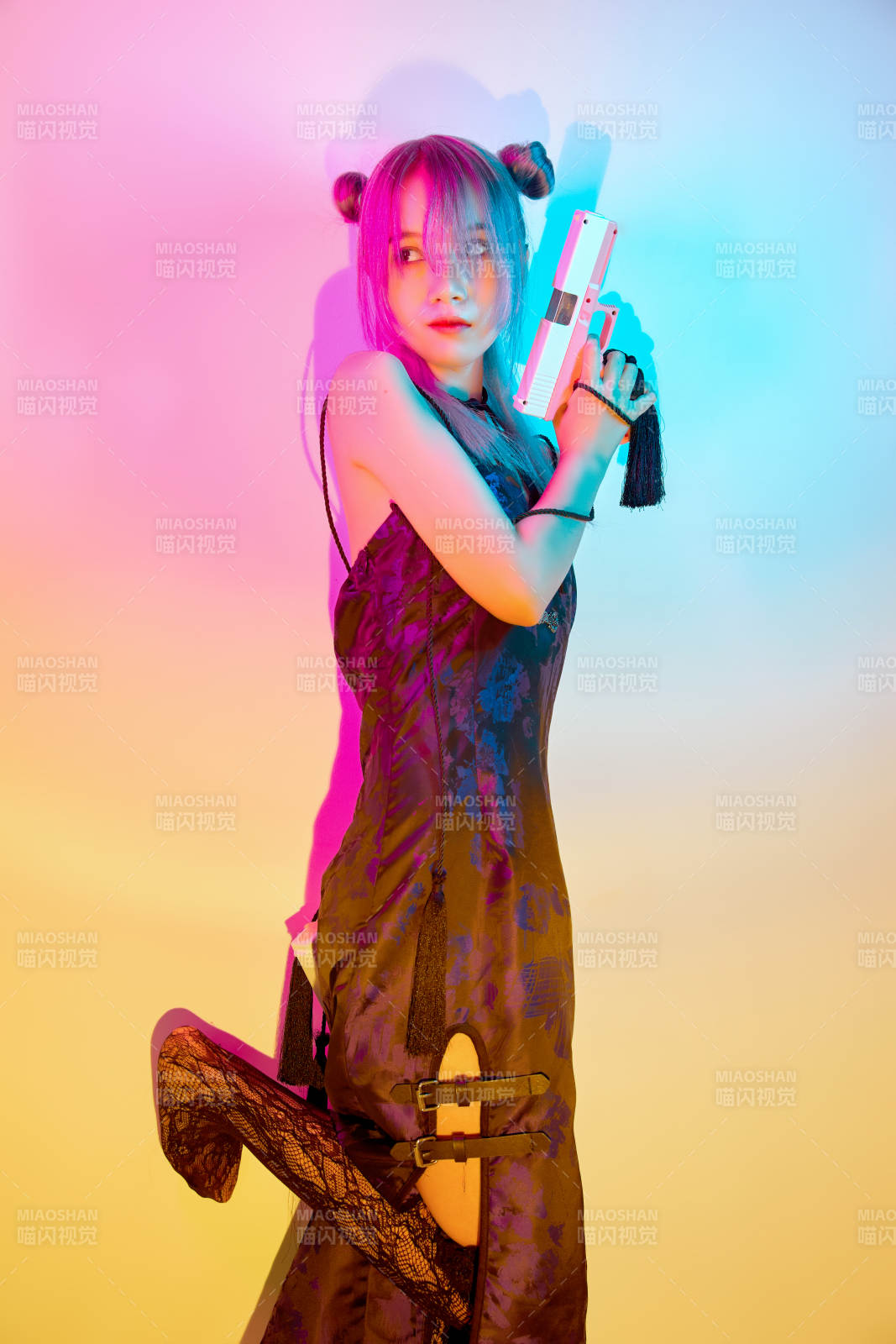 國潮風混搭賽博朋克風格的亞洲旗袍少女