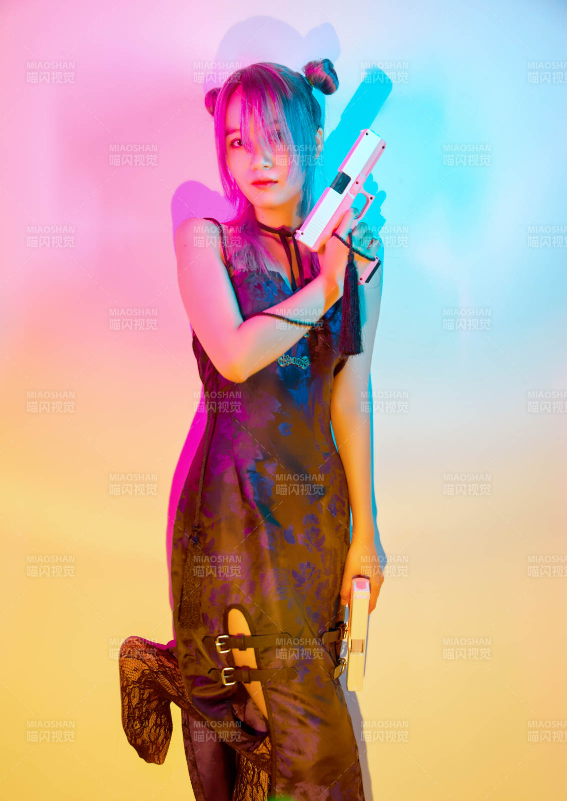 國潮風混搭賽博朋克風格的亞洲旗袍少女