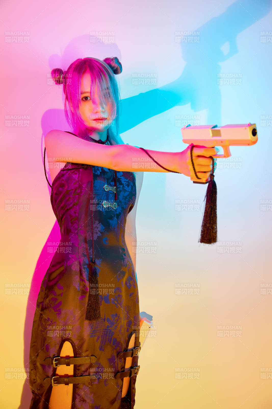 國潮風混搭賽博朋克風格的亞洲旗袍少女