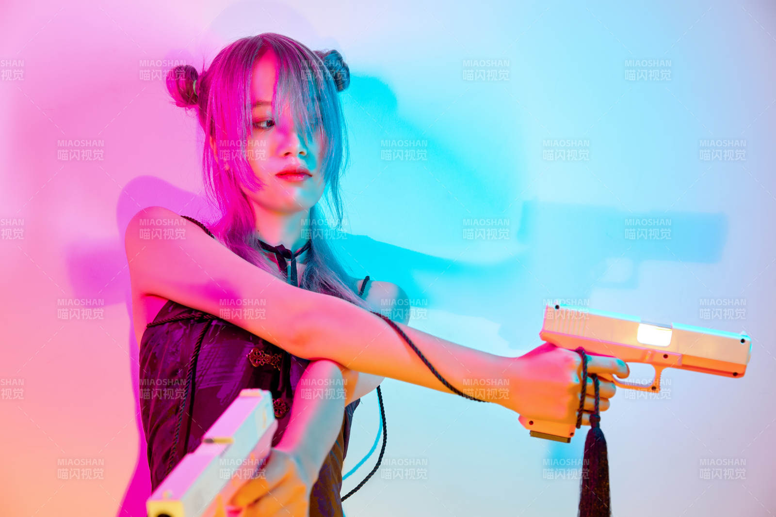 國(guó)潮風(fēng)混搭賽博朋克風(fēng)格的亞洲旗袍少女