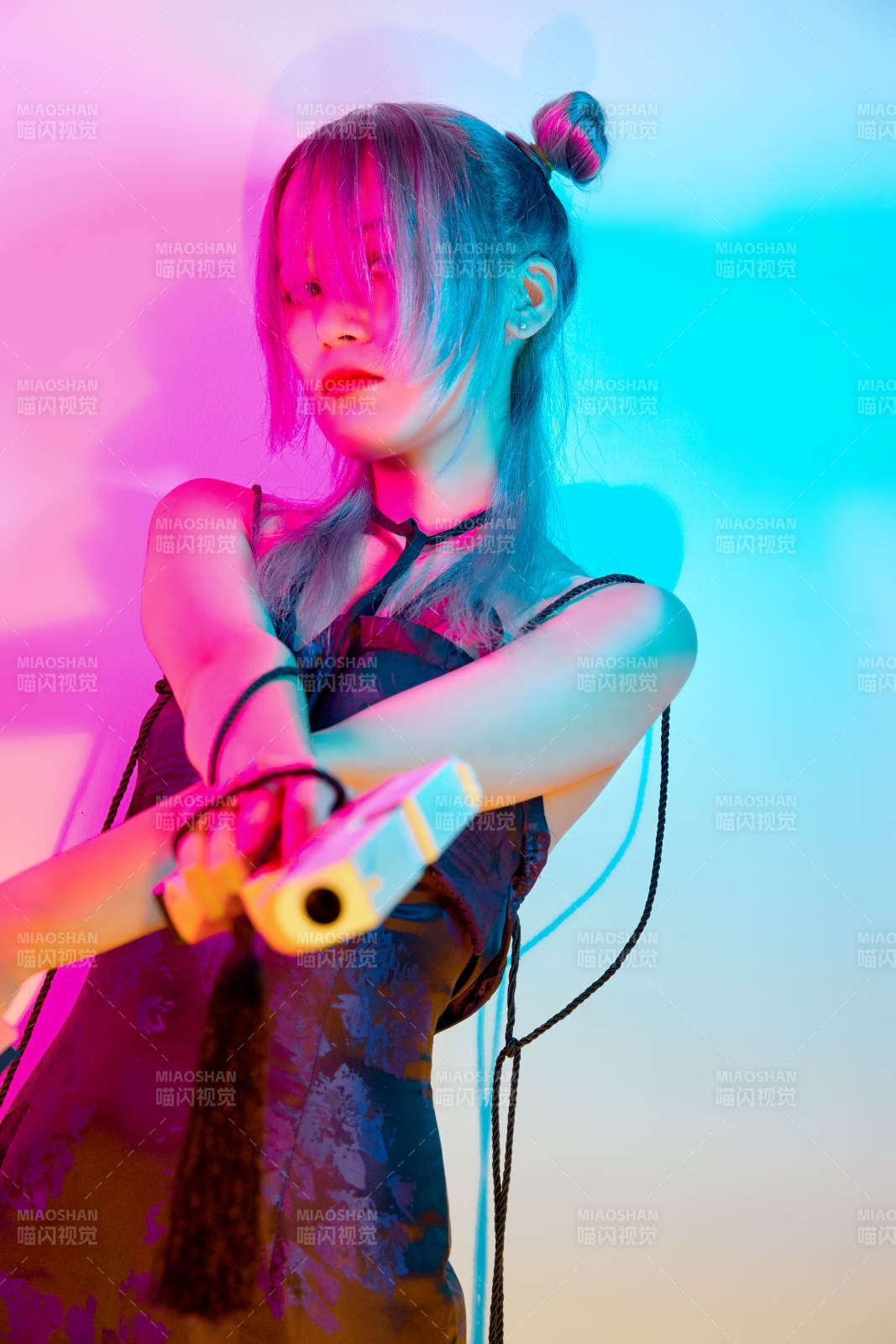 國潮風混搭賽博朋克風格的亞洲旗袍少女