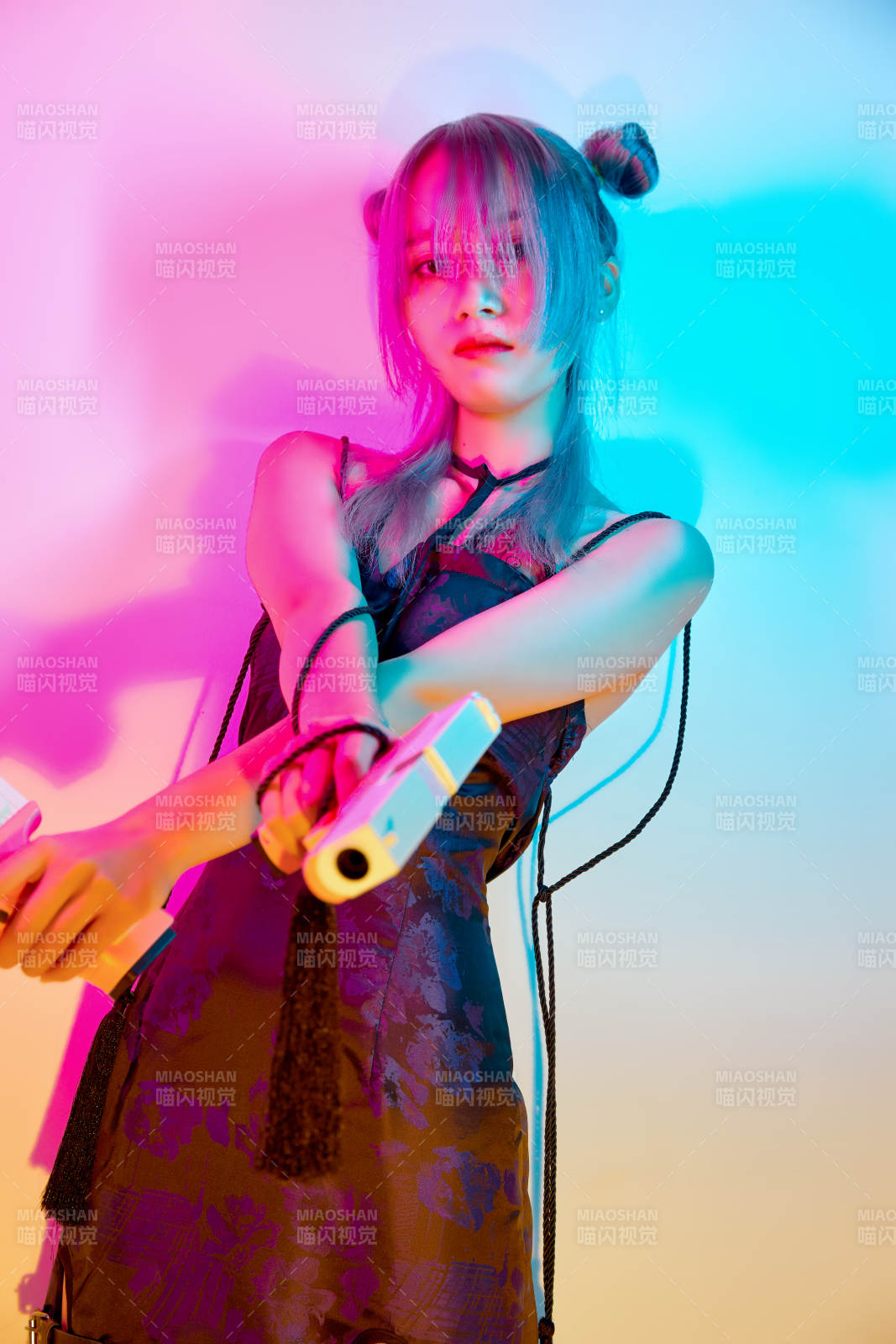 國潮風混搭賽博朋克風格的亞洲旗袍少女