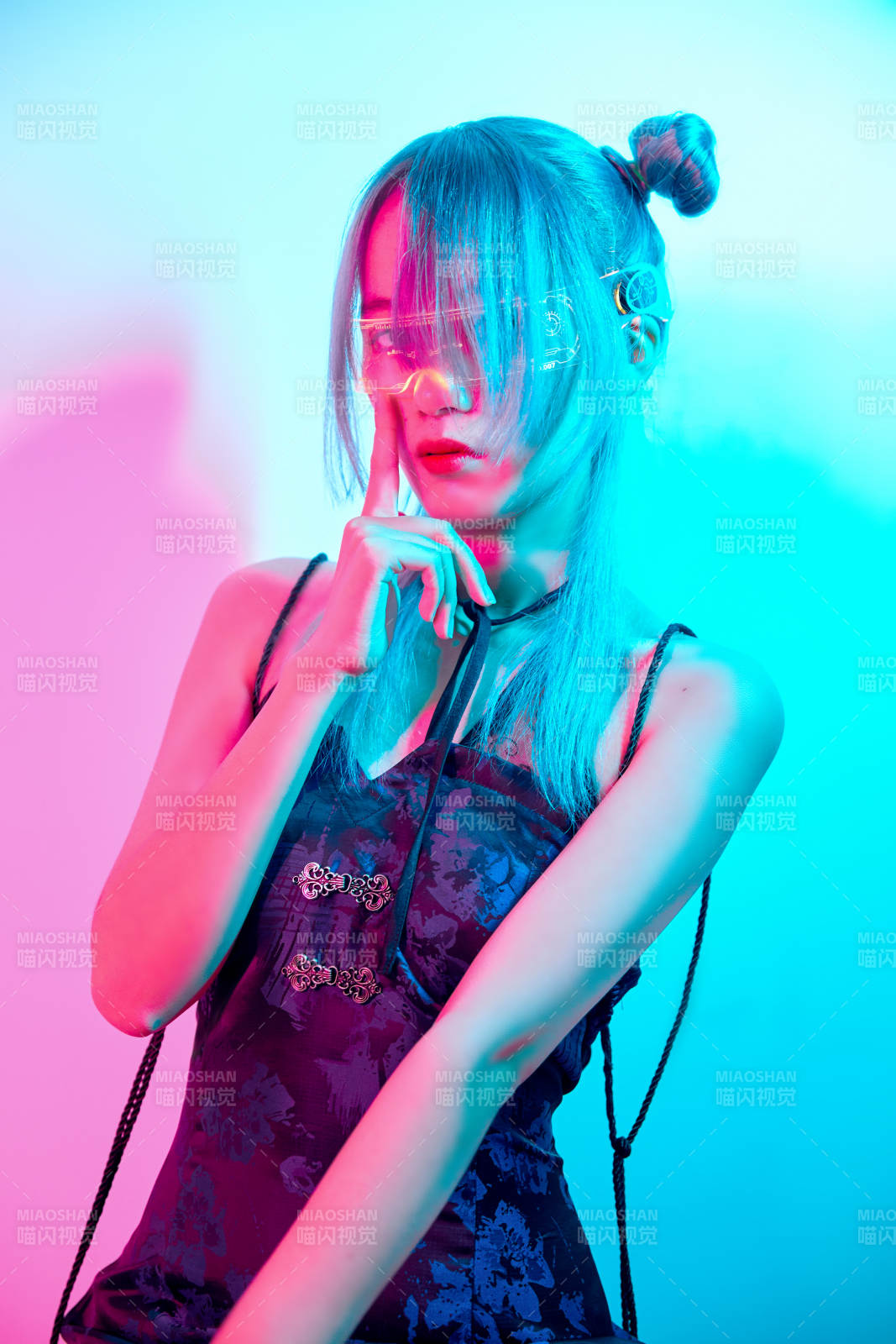 國潮風混搭賽博朋克風格的亞洲旗袍少女