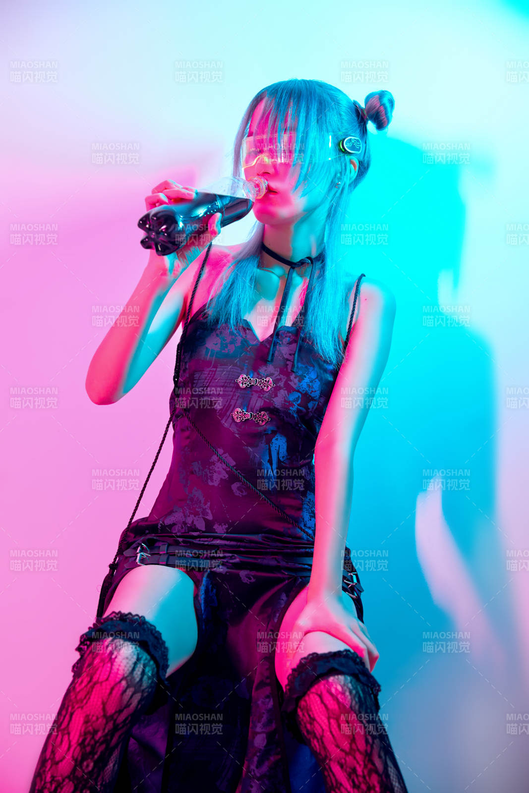 國潮風(fēng)混搭賽博朋克風(fēng)格的亞洲旗袍少女