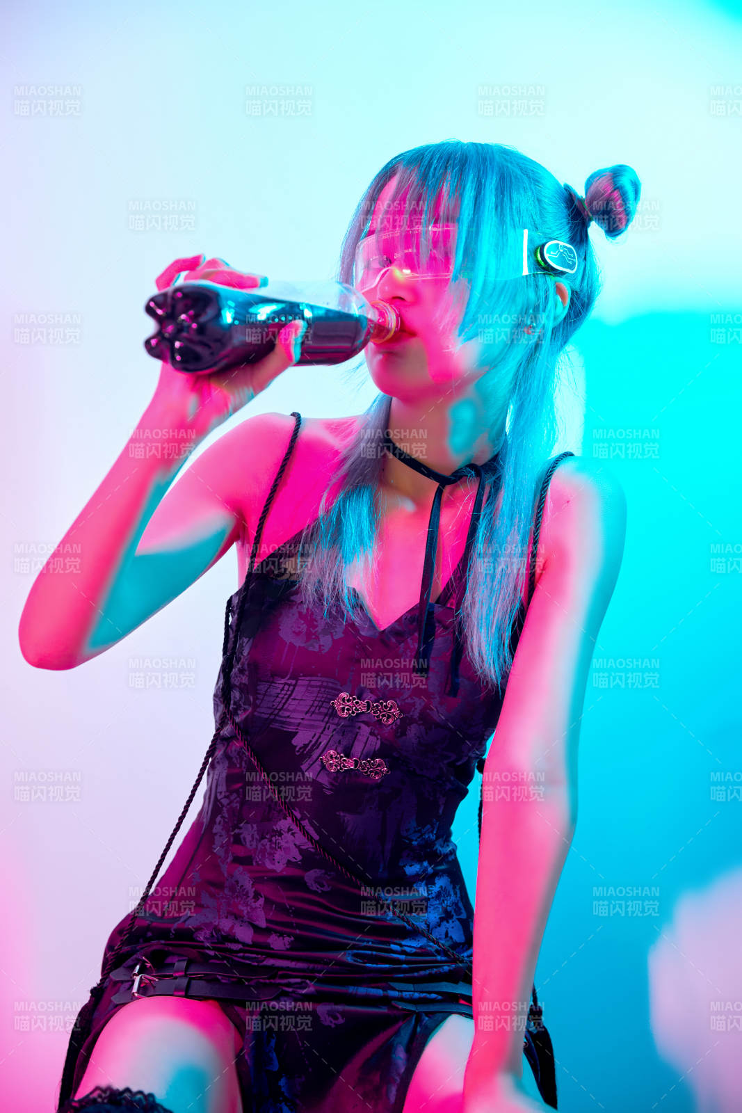 國潮風混搭賽博朋克風格的亞洲旗袍少女