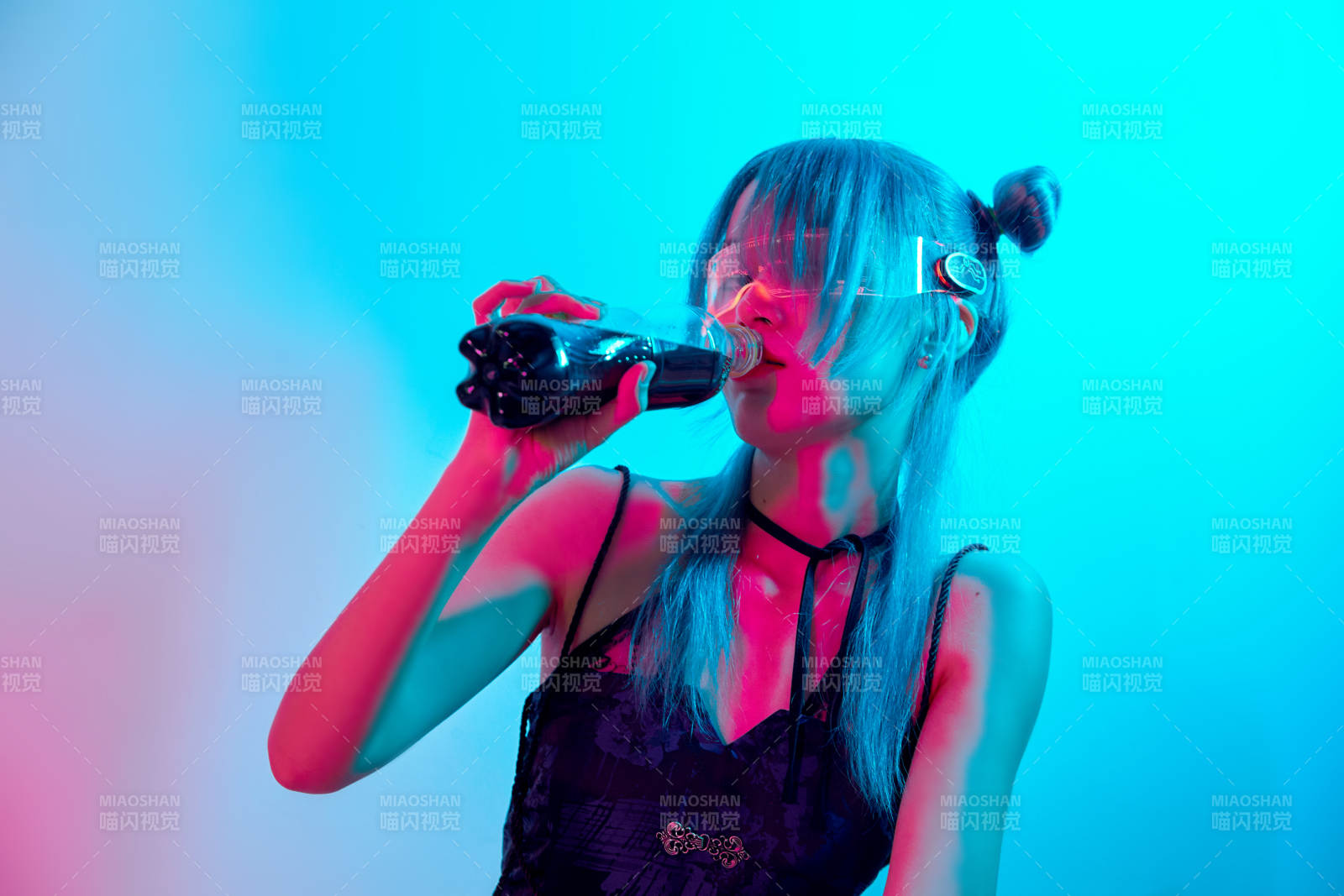 國(guó)潮風(fēng)混搭賽博朋克風(fēng)格的亞洲旗袍少女