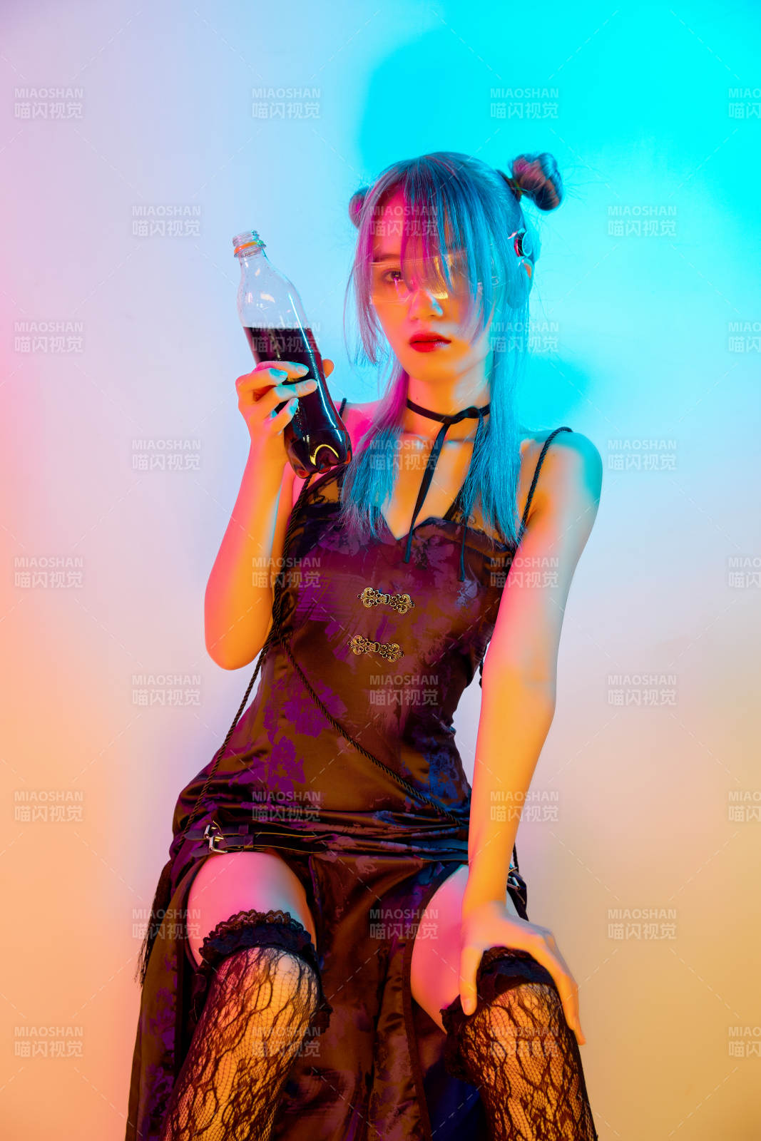 國潮風混搭賽博朋克風格的亞洲旗袍少女