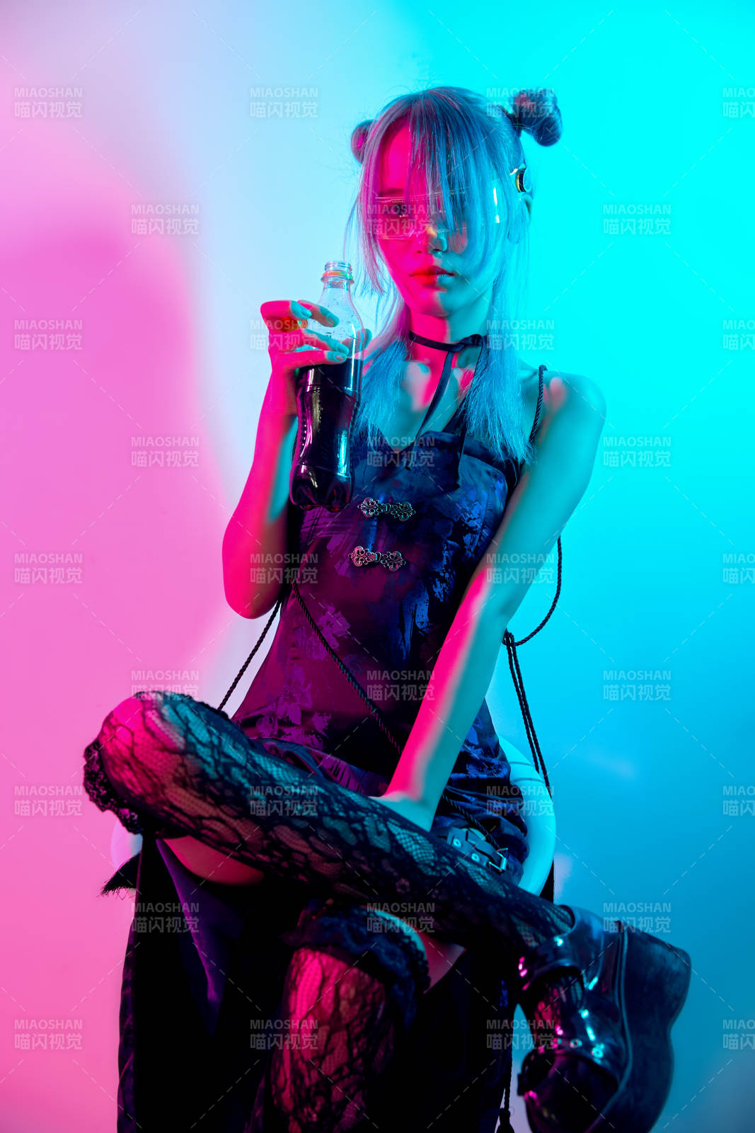 國潮風混搭賽博朋克風格的亞洲旗袍少女