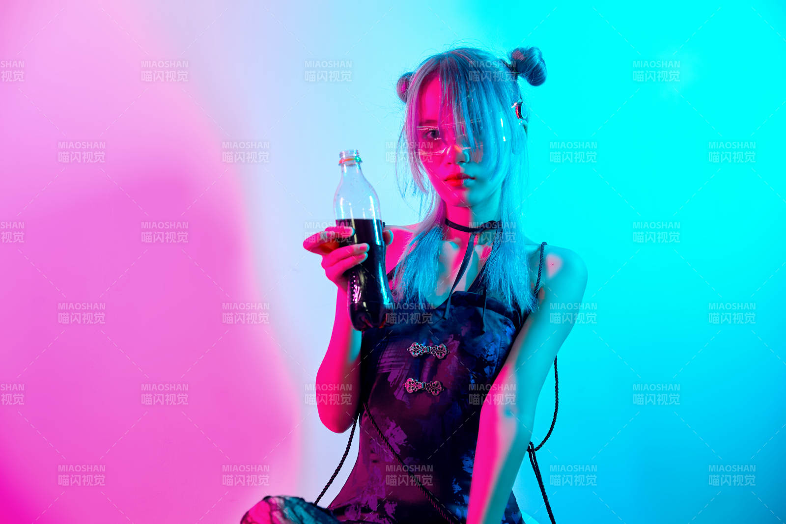 國潮風混搭賽博朋克風格的亞洲旗袍少女